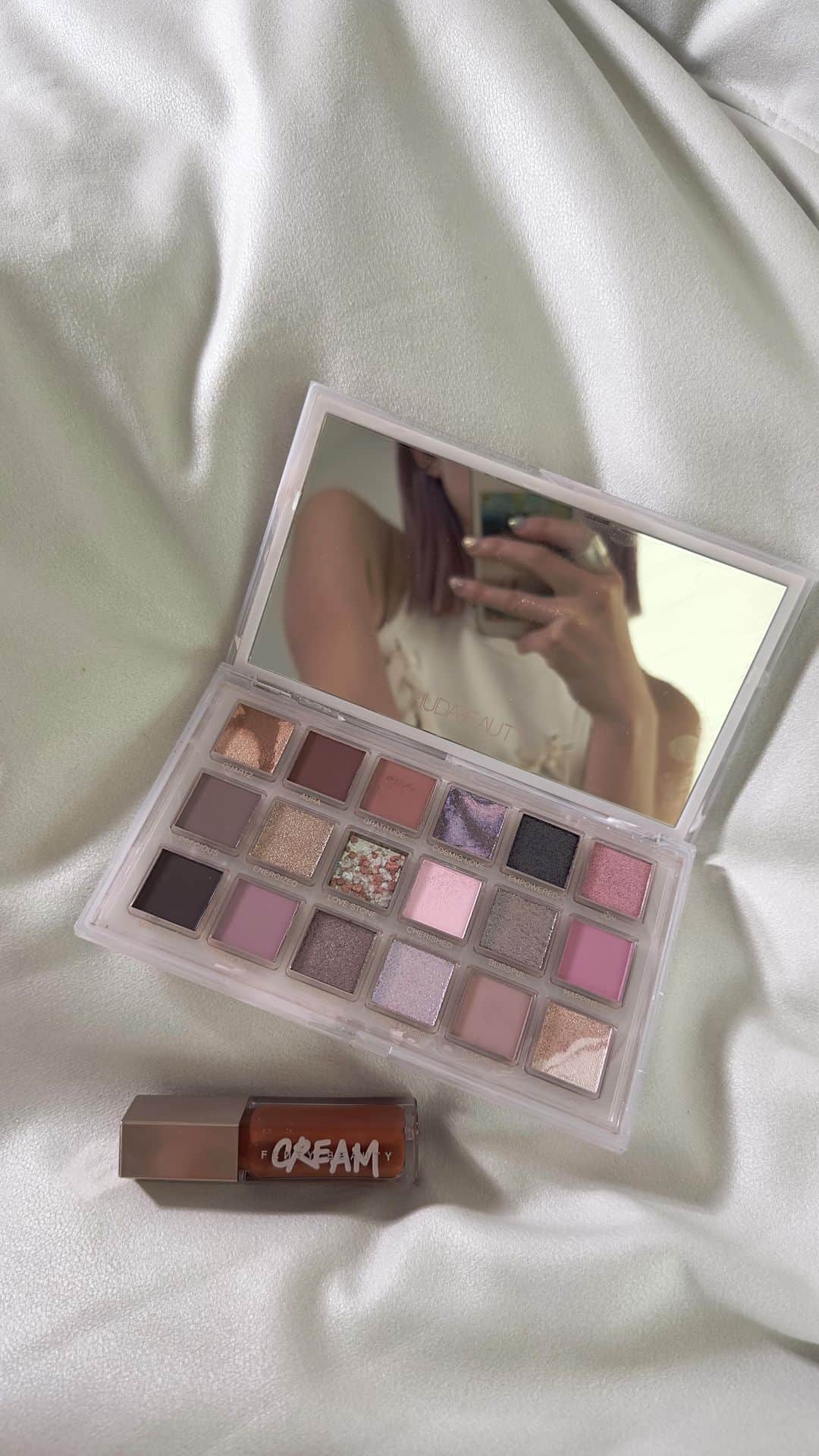 三苫愛のインスタグラム：「@hudabeauty rose quartzというパレットがタイプすぎます。リップは @yuka おすすめの @fentybeauty で、艶が欲しい時に最高。」