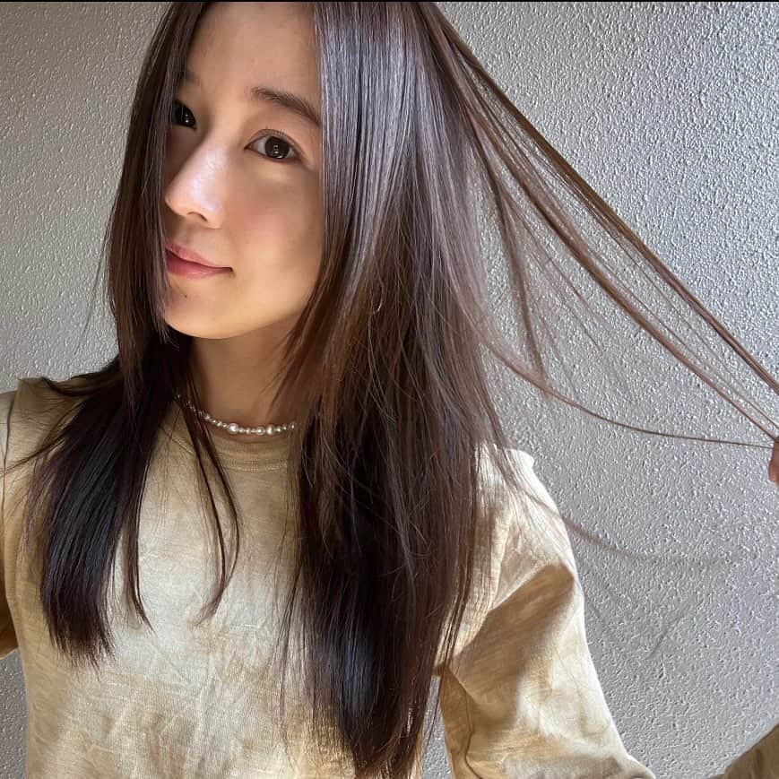 原田ゆかのインスタグラム：「時短ヘッドスパ🧖‍♀️ ヘアクレンジング　 チェントンツェR を使って マッサージしながら頭皮の汚れをしっかり取って、 しっとりうるつや髪を維持できるように日々、 ヘアケアを楽しんでる🤍  オールインワンだから ワンステップで完結できるのも嬉しい ジムとかに行く時も便利だなと😍  綺麗な髪は頭皮から‼︎だと再認識　するのであります🤍  #centonzer #チェントンツェR」