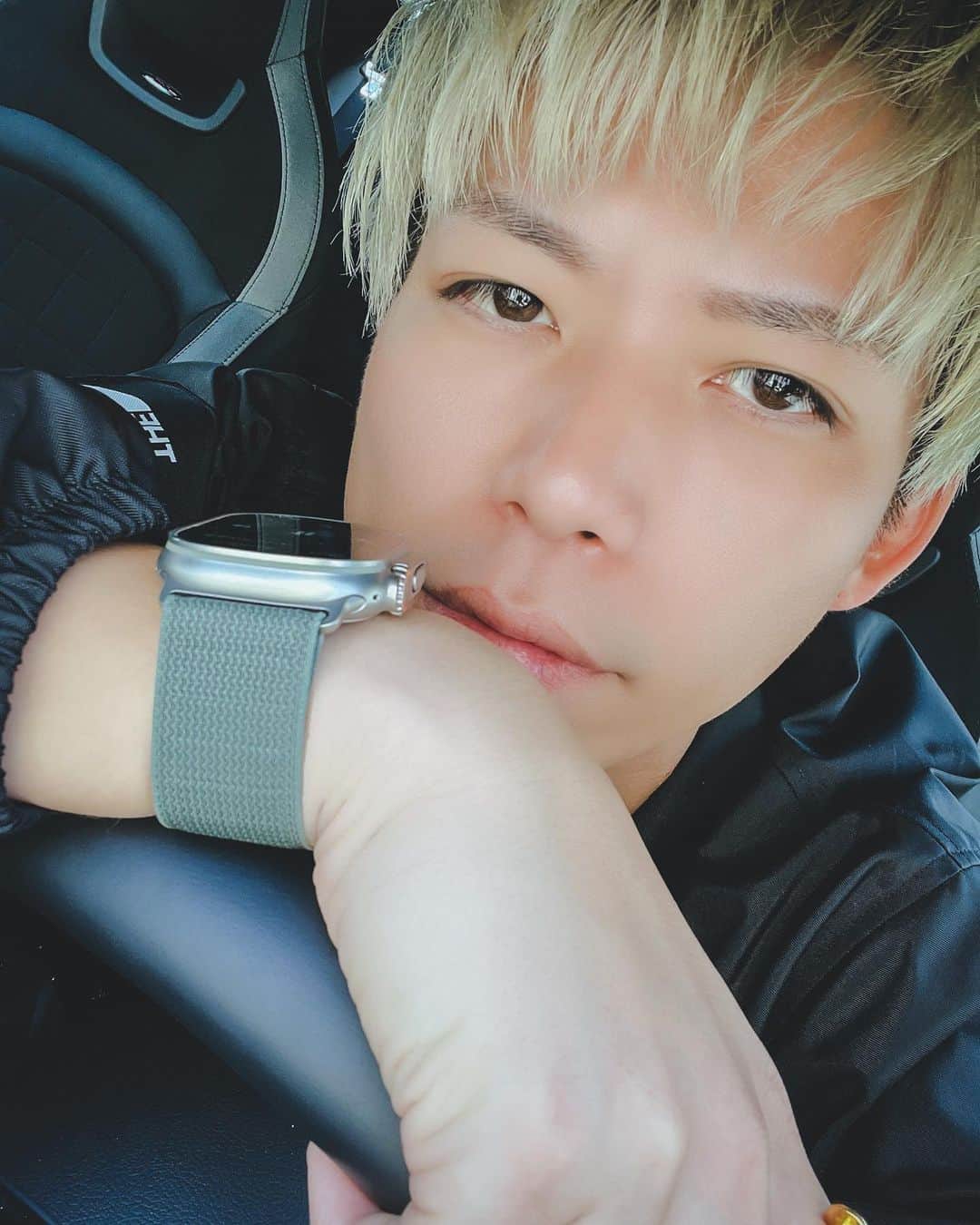のインスタグラム：「車内から📷 めちゃくちゃ辺な体勢で撮ってる🙄 #銀髪 #silverhair #自撮り男子」