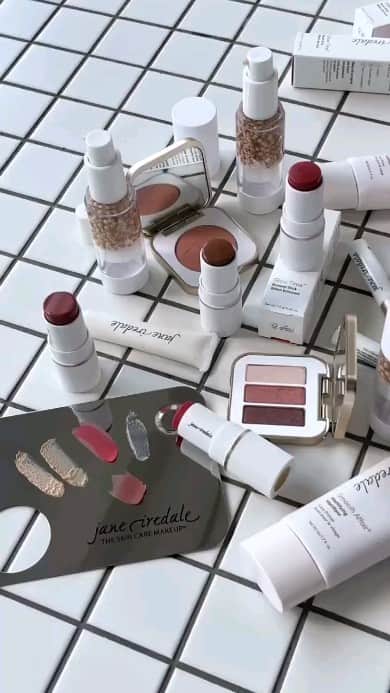 ジェーン・アイルデールのインスタグラム：「Jane Iredaleチームロシア公式メイクアップアーティスト@rostramakeup もクールに楽しむ#JaneIredale のラインナップ💄⁡ ⁡ ⁡ あなたのお気に入りのアイテムは？⁡ 使い方は？⁡ 良かったらコメントに残してください👇」