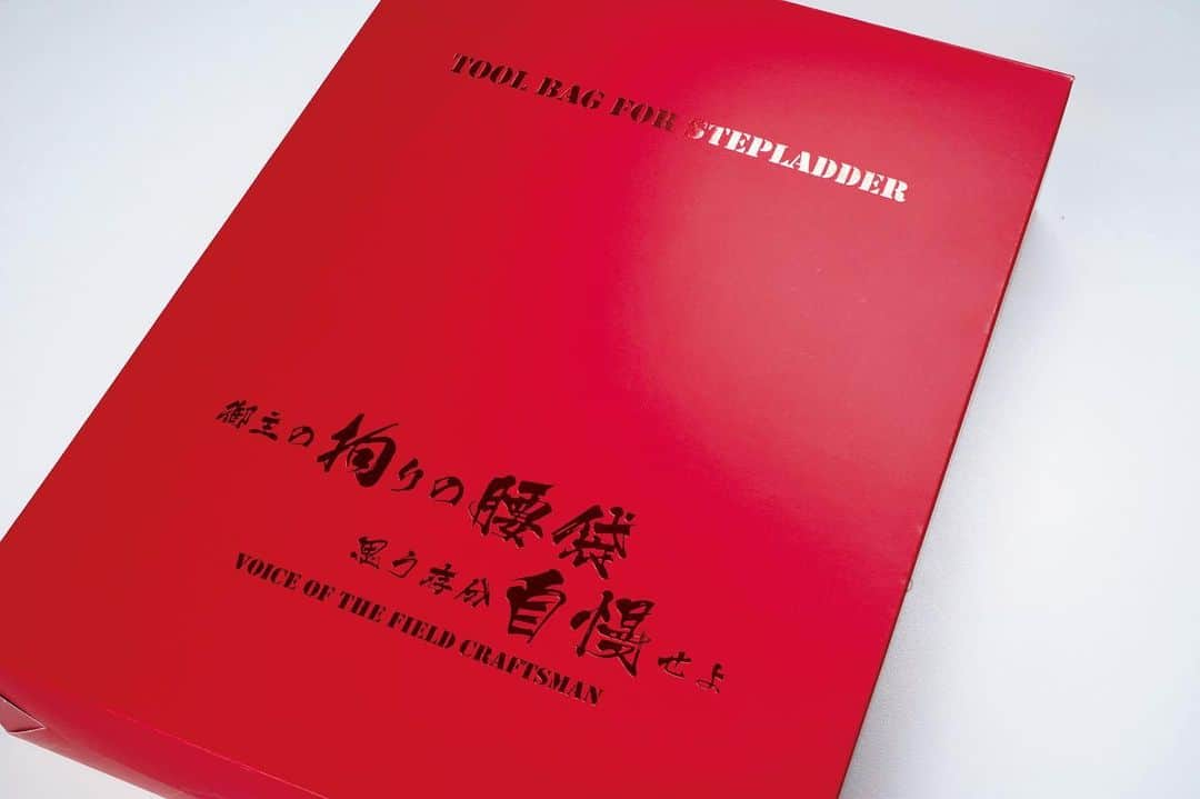 長谷川工業のインスタグラム：「本日発売❗️❗️ ⁡ ⁡ 職人さんに絶大な人気を誇る @knicks1962 @knicks_pro1962 さん ⁡ ⁡ から発売されている脚立ツールバッグ にハセガワ限定の ⁡ 真っ赤なパッケージ🟥 ⁡ ハセガワワッペン❗️ ⁡ が付いたバージョンを発売します👏  素材には、高い耐久性に加えて、 しっかりした質感と強度が特徴的な  コーデュラバリスティックを使用❗️  ⁡ こちらの商品は脚軽をベースに考えられたので、 ワンタッチバーに干渉しないのもポイント🪜 ⁡  お買い求めは、  ■ハセガワ製品取扱店 ■公式オンラインショップ  にてご購入頂けます！ ⁡ #Knicks #長谷川工業 #hasegawakogyo #ツールバッグ #脚立 #脚軽  #御主の拘りの腰袋思う存分自慢せよ」
