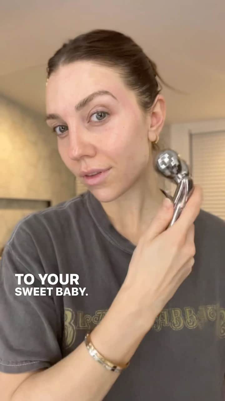 ジェナ・ジョンソンのインスタグラム：「The stuffy nose is giving Kourtney Kardashian voice 💁🏻‍♀️ In all seriousness Mamas, I’d love to know any tips or advice on not feeling guilty while going back work?   Get unready with me! Here are all the products I used: @mariobadescu Acne Facial Cleasner @aztecsecret_ Indian Healing Clay mixed with @bragg Apple Cider Vinager  @laneige_us Radian-C Brightening Treatment Essence @loccitaneusa Immortelle Precious Emulsion  @gluteboost Microcurrent Ion 3D Glute Roller @mariobadescu Lip Mask  #loccitanepartner」