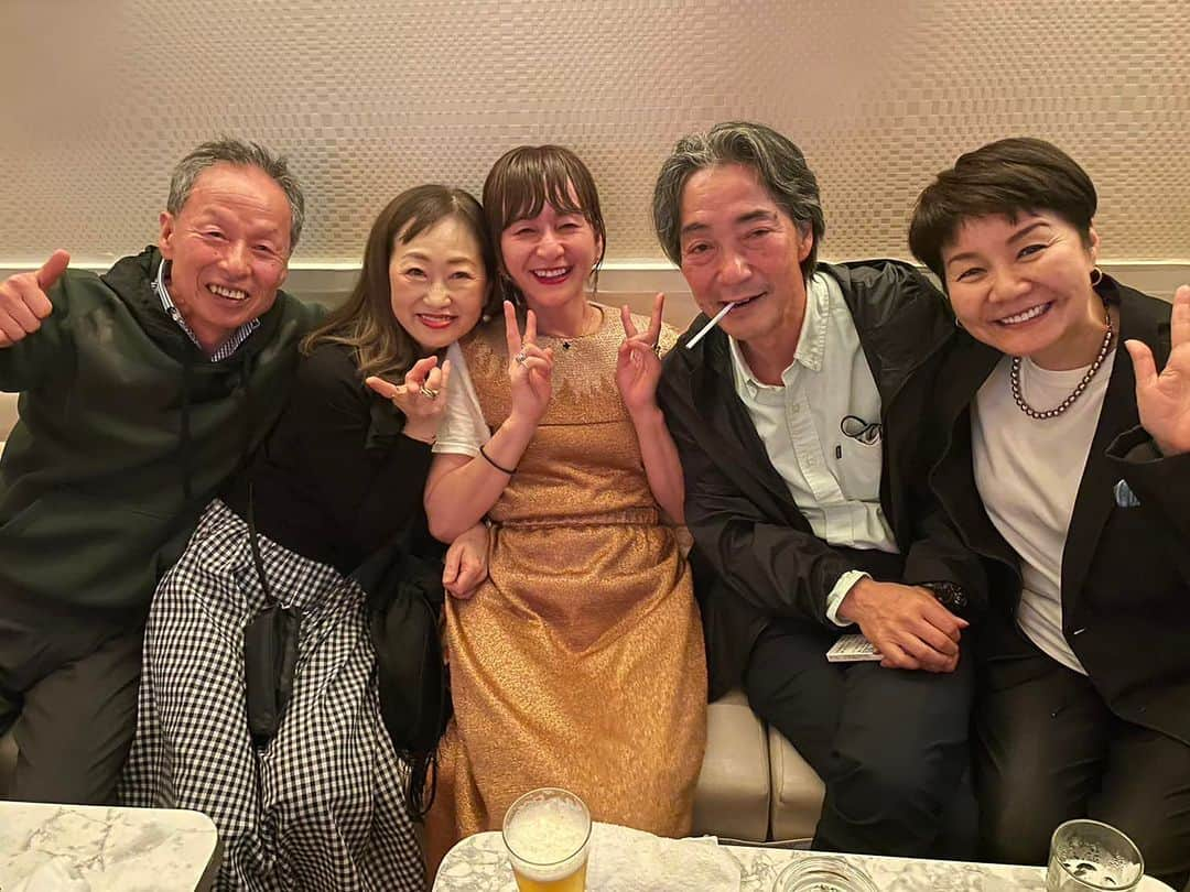 山本華世さんのインスタグラム写真 - (山本華世Instagram)「ドォーモ❤️覚えてる？初期メンバーのプロデューサーの退職お疲れさん会。 清水さんとは楽しい事も辛い事も言葉では無理かなーぁ。絆を感じ合えてる仲間がいるって本当に最高‼️お金では買えない、時間を費やしたから出来るもんじゃないのよねーぇ。情熱のぶつかり合いが番組を通して深めてくれたのかなーぁ。出会いに心から感謝して。 #ドォーモ #懐かしい #同窓会 #中期メンバーとも会いたい #初期 #福岡と言えば #九州山口で生放送 #33年 #私は#23年」4月12日 10時02分 - kayo_092