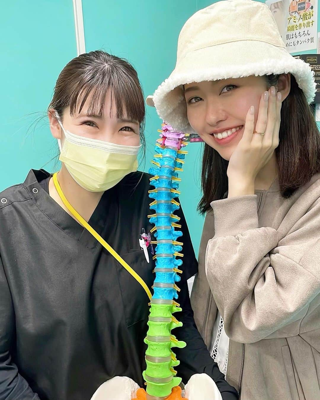 寺島茉里さんのインスタグラム写真 - (寺島茉里Instagram)「⁡ ⁡ 前回から1ヶ月くらい経ったから @az_ten6 / @kogao_az でメンテ✨ ⁡ ⁡ 今回お願いしたのは ☑︎小顔矯正 ☑︎毛穴洗浄 ☑︎姿勢矯正 ⁡ 鍼治療もお試しでやってみたけど やっぱり先端恐怖症なわたしには 痛くないけど4本が限界やった🤣 ⁡ ⁡ HIFUと迷ったけど顔のたるみは 肩・首・頭皮のコリが影響してるし 今回は小顔矯正でほぐしてもらった‼︎ ⁡ 施術中はリラックスして半寝やったのに 終わったらめっちゃ目パッチリなって スッキリしまくりでびっくりした👀 ⁡ ⁡ 姿勢矯正は前回の効果もあって だいぶマシにはなってきてて @az_sanada_ さんに感謝です🤍⸝⋆ ⁡ 教えてもらった日頃のケアも実践します‼︎ ⁡ ⁡ ⋰⋰⋰⋰⋰⋰⋰⋰⋰⋰⋰⋰⋰⋰⋰⋰ ⁡ 系列店の @az_tensan が リニューアルオープン記念に 550円の体験会をしてるそうです‼︎ ⁡ ご興味ある方はこの機会にぜひ♡ ⁡ ⋰⋰⋰⋰⋰⋰⋰⋰⋰⋰⋰⋰⋰⋰⋰⋰ ⁡ ⁡ #HIFU #ハイフ #小顔矯正 #姿勢矯正 #骨盤矯正 #毛穴洗浄 #美容鍼 #子連れ美容 #美容レポtera #親子コーデ #関西ママ #女の子ママ」4月12日 10時06分 - tera___1224