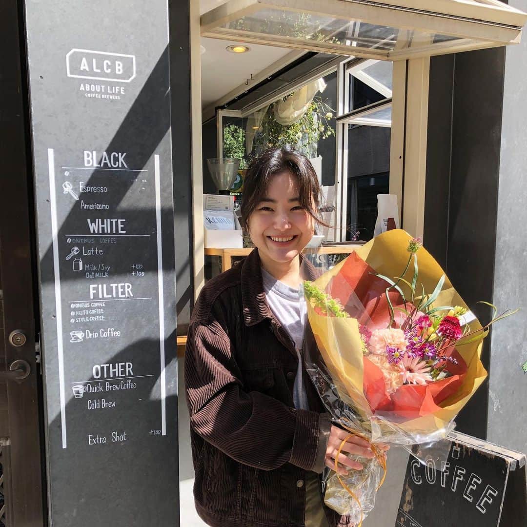 のインスタグラム：「【ABOUT LIFE COFFEE BREWERS 道玄坂】 We can make bouquet for your family, friends, lovers by flowerist @riho_trorf .💐✨ Flower POP UP by @riho_trorf until 4/16.  現在開催中のお花のポップアップではその場でご相談してブーケもお作り出来ます！💐 ご家族やお友達、恋人などの贈り物にもおすすめです！ フローリスト @riho_trorf さんは期間中11:00-18:00で在廊しています！  🚴dogenzaka shop 9:00-18:00(weekday) 11:00-18:00(weekend and Holiday) 🌿shibuya 1chome shop 8:00-18:00  #aboutlifecoffeebrewers #aboutlifecoffeerewersshibuya #aboutlifecoffee #onibuscoffee #onibuscoffeenakameguro #onibuscoffeejiyugaoka #onibuscoffeenasu #akitocoffee  #stylecoffee #warmthcoffee #aomacoffee #specialtycoffee #tokyocoffee #tokyocafe #shibuya #tokyo」