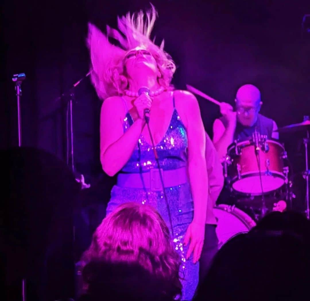 のインスタグラム：「Current mood. 🤘🏻 FYI my first single is coming soooooon and will absolutely involve hair flips like this.」