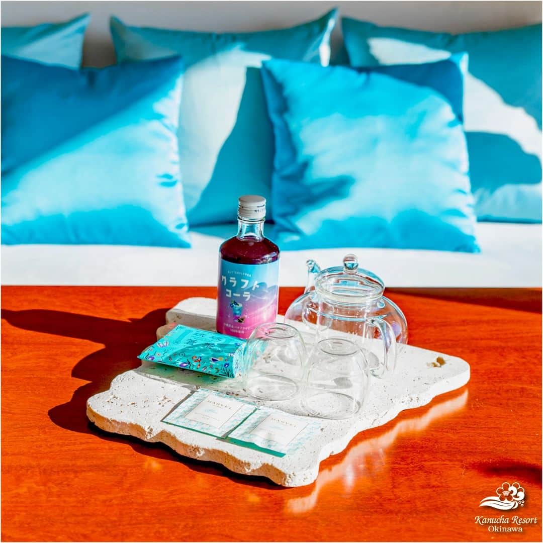 カヌチャリゾートさんのインスタグラム写真 - (カヌチャリゾートInstagram)「Concept BLUE🦋　延長決定！  バタフライピ―の”蒼”をコンセプトにコーディネートした スペシャルルーム「Concept BLUE」 ご好評により、実施期間が6/30（金）まで延長となりました♪  色鮮やかな”蒼”で彩られた、 大切な人との特別な日にもぴったりのお部屋です。  沖縄県産バタフライピーを使用したハーブティー、 華やかな香りとブルーのお湯を楽しめるバスボムなど 「バタフライピー」をイメージした限定特典も✨  1日2室限定となっておりますので、ご予約はお早めに！  #カヌチャリゾート　#コンセプトルーム #バタフライピー　#沖縄リゾート　#南国リゾート #県民プラン　#カップルプラン　#デートプラン」4月12日 10時08分 - kanucha_resort