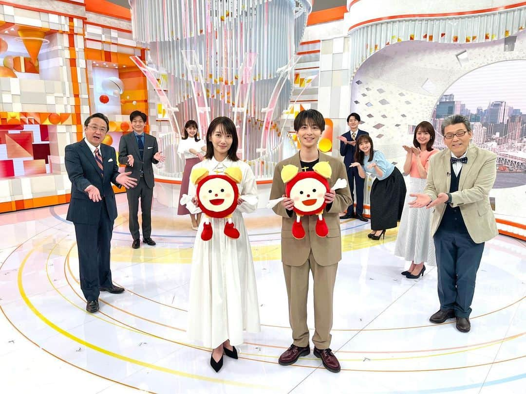 フジテレビ「めざましテレビ」さんのインスタグラム写真 - (フジテレビ「めざましテレビ」Instagram)「． きょう12日（水）は #波瑠 さん #高杉真宙 さんが生出演😍  #めざましテレビ のスタジオ⏰が初めての 高杉さんを波瑠さんがツッコミ🙌ながらフォローしている様子が微笑ましかったです🤣  そんな仲良し2人が出演する水10ドラマ「#わたしのお嫁くん」🍳はこんやスタート😙✨  ぜひ見てください👏」4月12日 10時10分 - mezamashi.tv