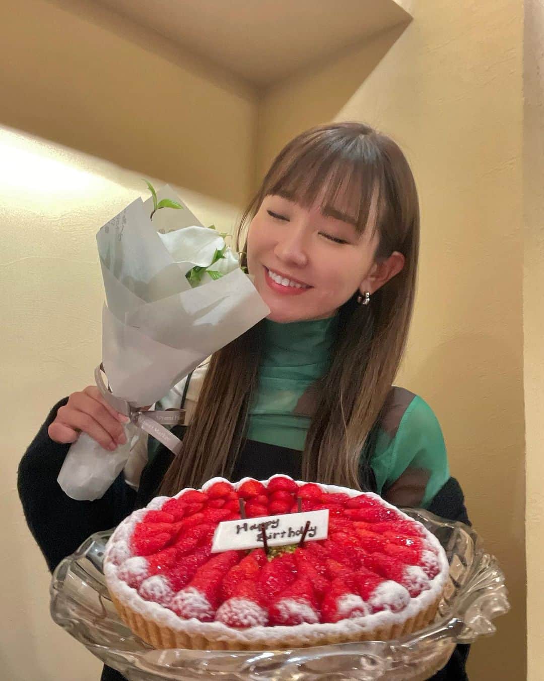 のインスタグラム：「気の利いたコメントが言える面白い人になりたいです🥹  昨日は大好きな皆がカウントダウンしてくれて幸せでした🥹🔥  照れちゃってあっさりしちゃうけど帰って思い出して愛が溢れてくるんだ🥺❤️‍🔥 いつもありがとう🥺  これからも仲良くしてください❤️‍🔥  ツイッターやDMとかたくさんお祝いコメントありがとうございます🥹👏 この年になるまで末長く応援して頂けて西村は幸せです🥺 変わらぬ愛をありがとう🥰」