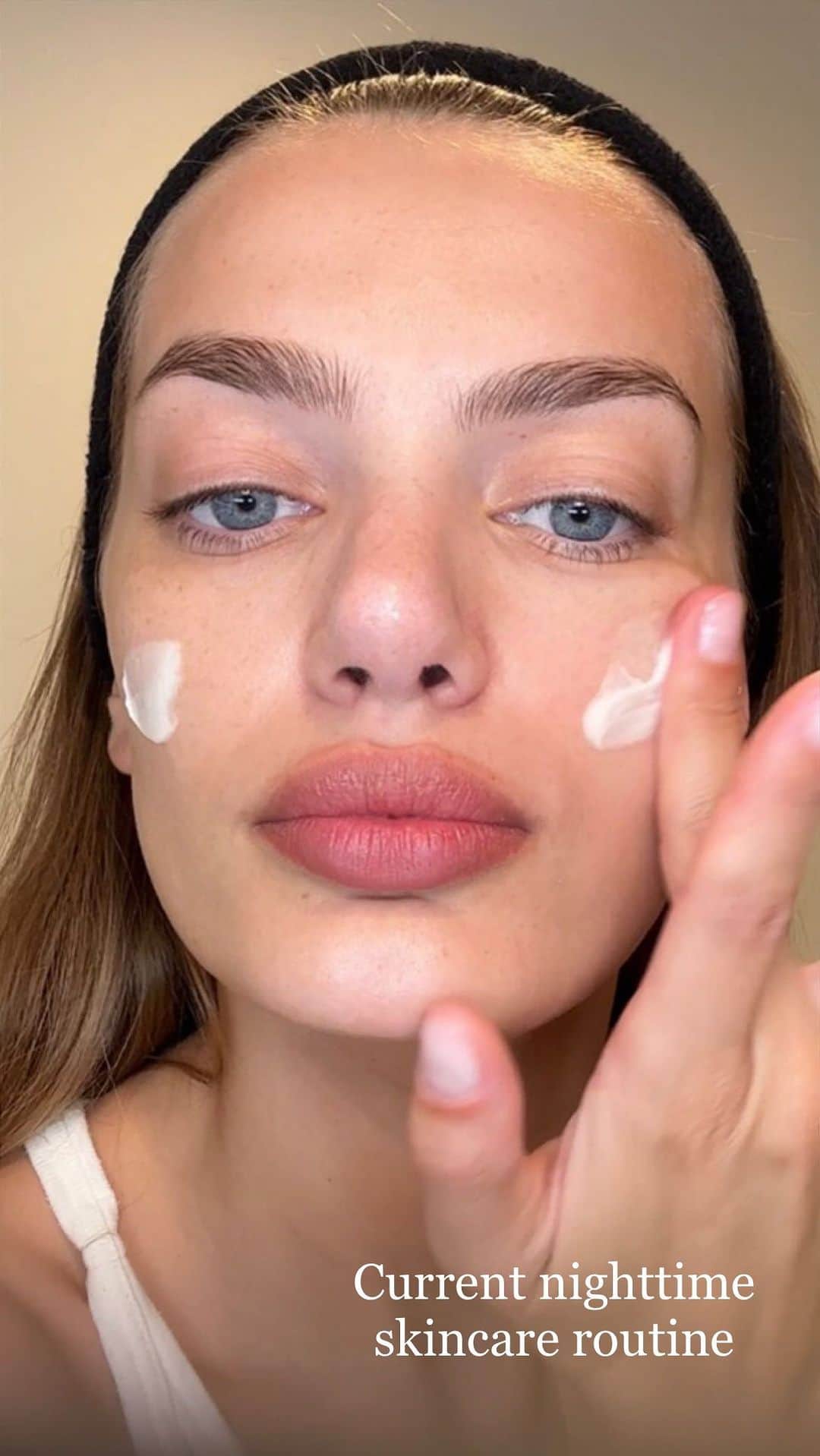 ブレッヒェ・ハイネンのインスタグラム：「current nighttime skincare routine   Step 1: First I start off with cleansing my face with the @vintnersdaughter cleanser  Step 2: I dry my face with biodegradable @cleanskinclub face towels. Bathroom towels collect a lot of bacteria and this is the best way to keep your skin from breaking out  Step 3: @vintnersdaughter active treatment essence toner  Step 4: @isclinical pro heal serum  Step 5: I mix @theordinary Hyaluronic acid 2% + B5, multi-peptide + HA serum, lactic acid 10% + HA all together and apply all over face and neck  Step 6: Retinoid after serums but before moisturizer! I’m using the @theordinary granactive Retinod 2% emulsion. It’s a great one to introduce your skin to retinoid cause it’s very gentle  Step 7: @sanitas_skincare peptiderm moisturizing cream (my skin is on the dryer side so this one is very hydrating) Step 8: finish with oil, I’m using the @agentnateur Holi(oil)   Goodnight 😴🌙」