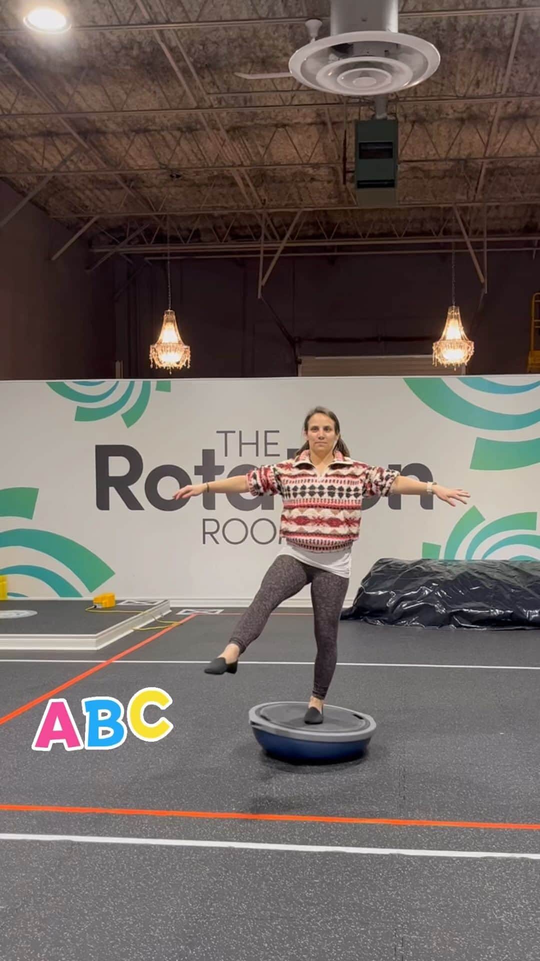 メーガン・デュアメルのインスタグラム：「How many exercises can you do with the ABC’s? 😉   #abcworkout #therotationroom #ABC #training #coach」