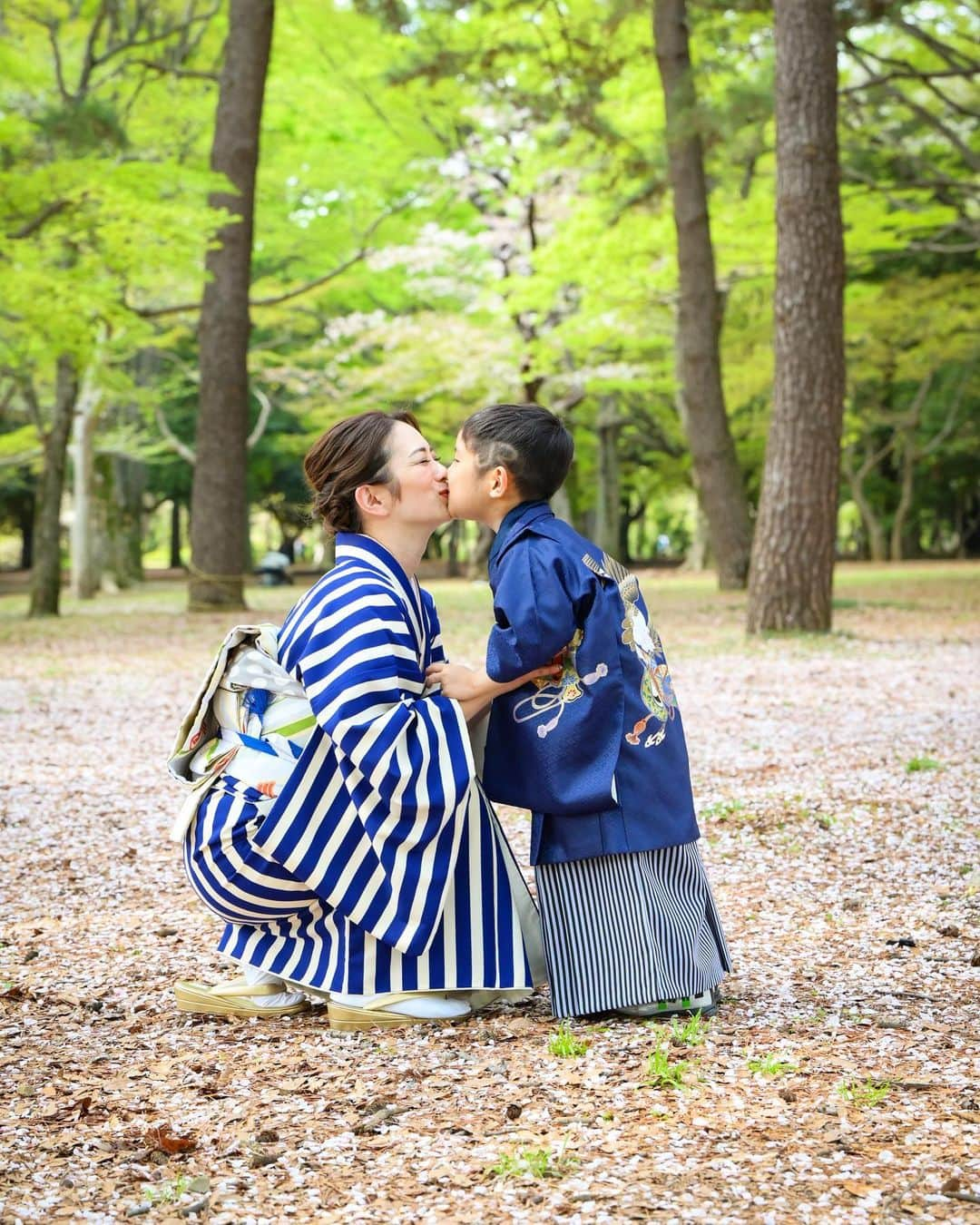 藤田志穂のインスタグラム：「最近の子鉄は 👦「ボク、母ちゃんと結婚する」と言うようになった😳 ・ これが世の中で言う、男の子ママのキュンポイントか🥹💙 ・ 年齢の割にはまだまだ幼い雰囲気の子鉄だけど。。。 ・ 急に服装を褒めてくれたり、可愛いと言ってくれたり😍 ・ 徐々に、小さな彼氏感も見せてくれるように🙌 ・ まだまだちゅーしてくれるのは嬉しいんだけどさ。。。 ・ なかなかしつこいのよね🤣 ※4枚目😂 ・ いつまでしてくれるのかなー？？ ・ #小さい彼氏 #小さな彼氏 #どちらかと言えば #相棒感強め #B型親子」