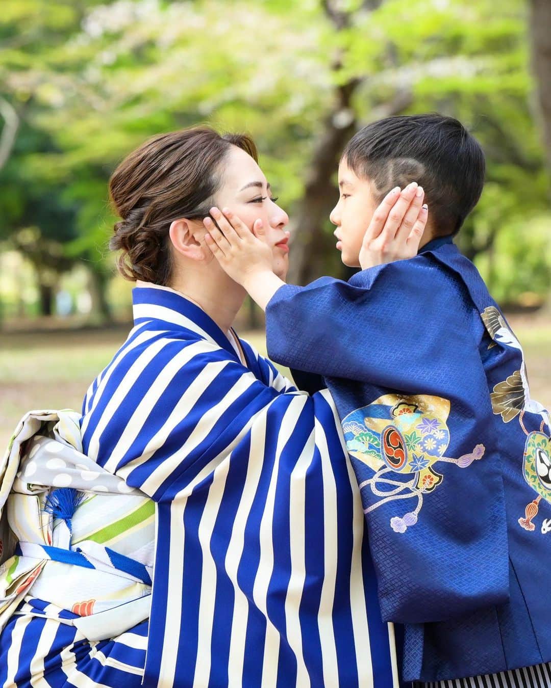 藤田志穂さんのインスタグラム写真 - (藤田志穂Instagram)「最近の子鉄は 👦「ボク、母ちゃんと結婚する」と言うようになった😳 ・ これが世の中で言う、男の子ママのキュンポイントか🥹💙 ・ 年齢の割にはまだまだ幼い雰囲気の子鉄だけど。。。 ・ 急に服装を褒めてくれたり、可愛いと言ってくれたり😍 ・ 徐々に、小さな彼氏感も見せてくれるように🙌 ・ まだまだちゅーしてくれるのは嬉しいんだけどさ。。。 ・ なかなかしつこいのよね🤣 ※4枚目😂 ・ いつまでしてくれるのかなー？？ ・ #小さい彼氏 #小さな彼氏 #どちらかと言えば #相棒感強め #B型親子」4月12日 10時14分 - shiho_fujita44