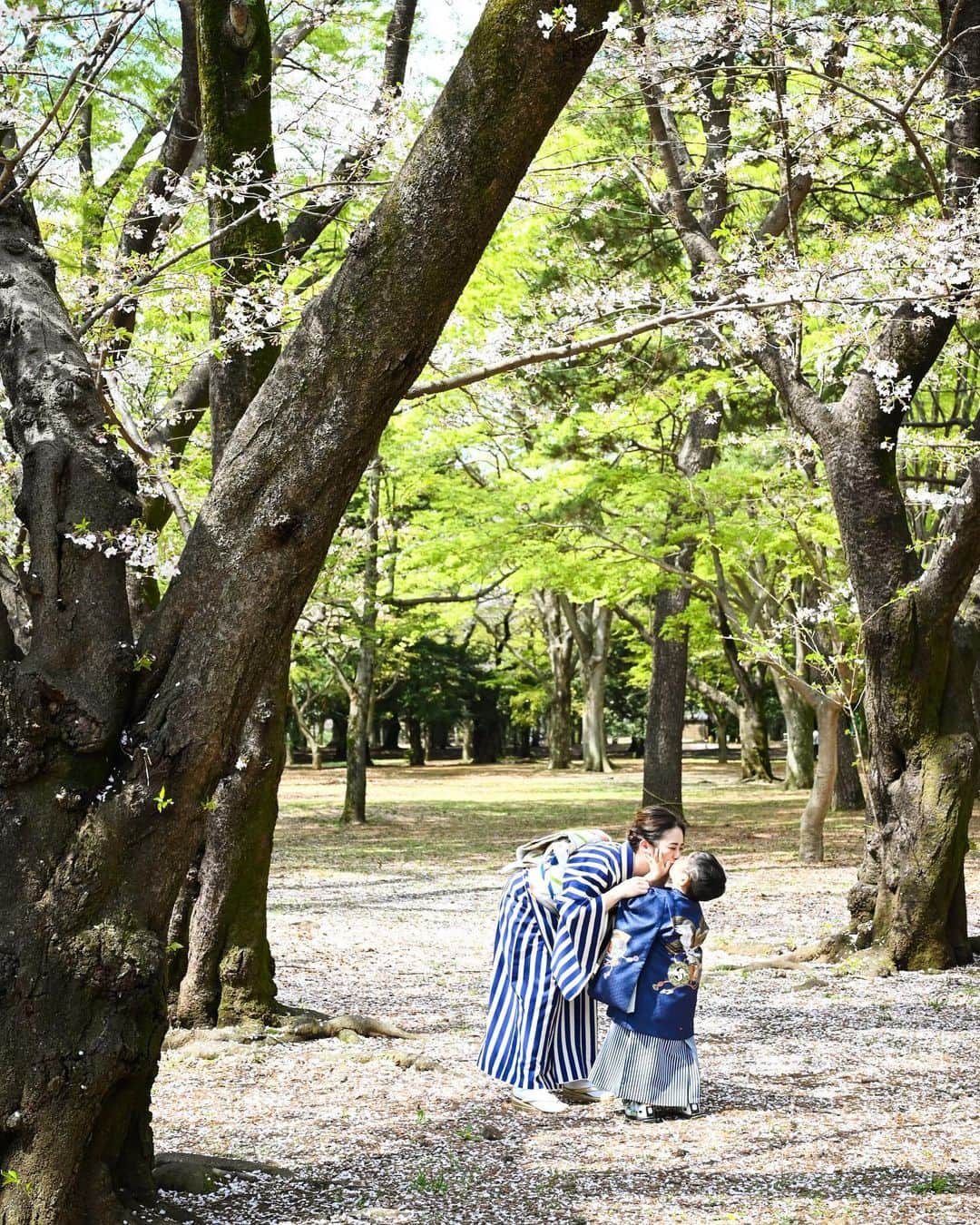 藤田志穂さんのインスタグラム写真 - (藤田志穂Instagram)「最近の子鉄は 👦「ボク、母ちゃんと結婚する」と言うようになった😳 ・ これが世の中で言う、男の子ママのキュンポイントか🥹💙 ・ 年齢の割にはまだまだ幼い雰囲気の子鉄だけど。。。 ・ 急に服装を褒めてくれたり、可愛いと言ってくれたり😍 ・ 徐々に、小さな彼氏感も見せてくれるように🙌 ・ まだまだちゅーしてくれるのは嬉しいんだけどさ。。。 ・ なかなかしつこいのよね🤣 ※4枚目😂 ・ いつまでしてくれるのかなー？？ ・ #小さい彼氏 #小さな彼氏 #どちらかと言えば #相棒感強め #B型親子」4月12日 10時14分 - shiho_fujita44
