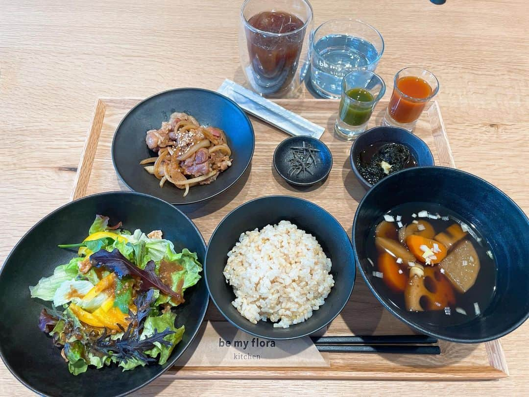 熊澤枝里子さんのインスタグラム写真 - (熊澤枝里子Instagram)「・ @bemyflora_kitchen  表参道に新しくできた身体に優しいご飯屋さん🍽  腸内環境を良くしてくれる要素がふんだんに含まれた定食をいただいたら、翌日のお通じの良さに驚いた！🫢笑  自家製ドレッシングが美味しかったり、デザートにかけられているソースが酵素シロップだったり、ストローが竹ストローだったりと、細かいところまで、美味しさと巡りの良さへの気遣いが☺️♻️  腸活の良さを改めて思い知りました。 美味しかった😋  #身体に優しいごはん #腸活」4月12日 10時16分 - kumazawa_eriko