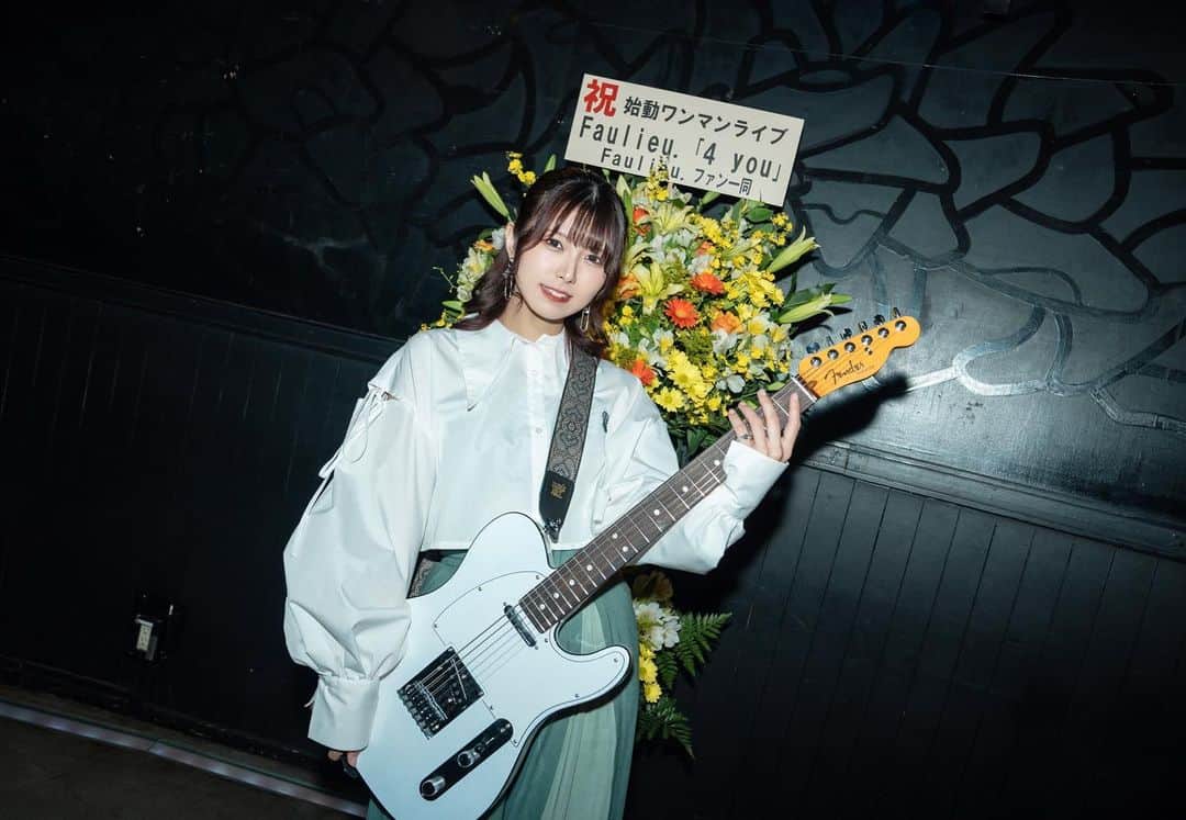 森脇加奈子のインスタグラム：「🤍🤍🤍 素敵なお花とFender🥰🫶🏻  2023.4.8(sat) Faulieu. Presents " 4 you " at Shibuya eggman  photo by @okkytree   #Faulieu  #guitar #vocal #guitarvocal #ギター女子 #ギターボーカル #guitarist #guitar #telecaster #Fender #Fenderamerican#rock #rockband #band #girlsband #ガールズバンド#japanese #japanesegirl #photography #tagsforlikes #followme #팔로우미 #tfl」