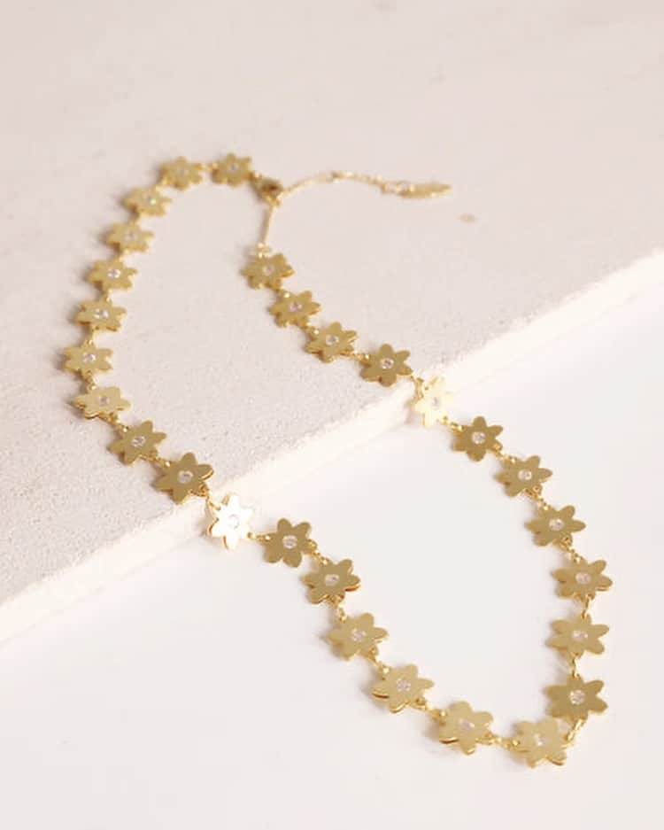 セレフィーナのインスタグラム：「Daisy Choker Necklace • 14K Gold plated • Cubic Zirconia  13" with 2.5" extender」