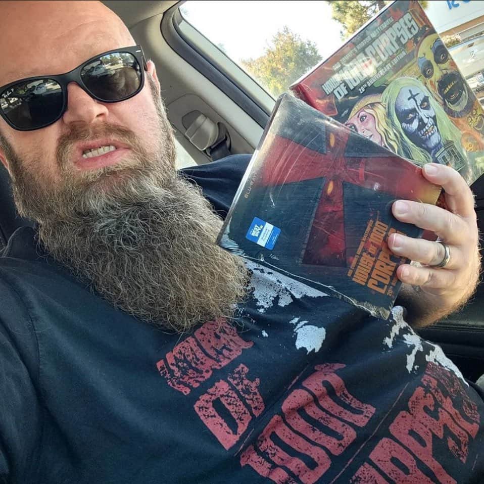 ロブ・ゾンビのインスタグラム：「Did you pick the new deluxe versions of HOUSE OF 1000 CORPSES like this dude? If so post picture so we can see you. Remember to #houseof1000corpses 👍」