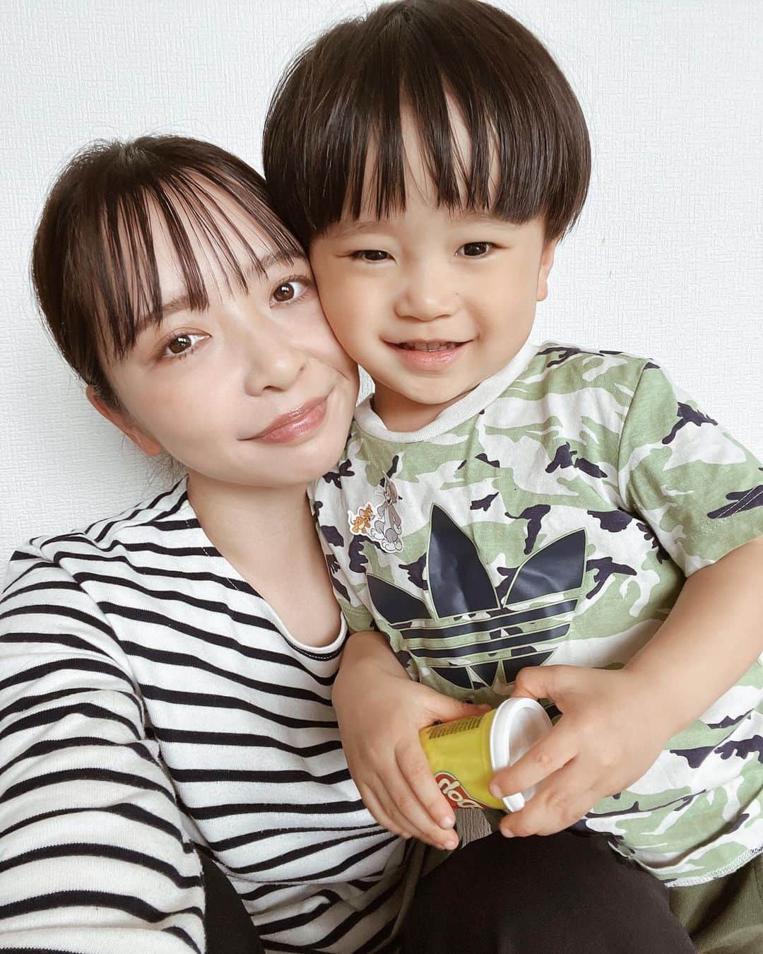 ayacasuのインスタグラム：「* * * 肋骨骨折中でもお構いなしに 戦いごっこの標的にされる🤣🤣 * 治ったら全力で戦おな🫶🏻 * * #男の子ママ #アラサーママ  #2歳男の子 #2歳児ママ  #肋骨骨折 #骨折中  #しっかり厄年 #ママと息子  #北摂ママ  #スマイル育児」