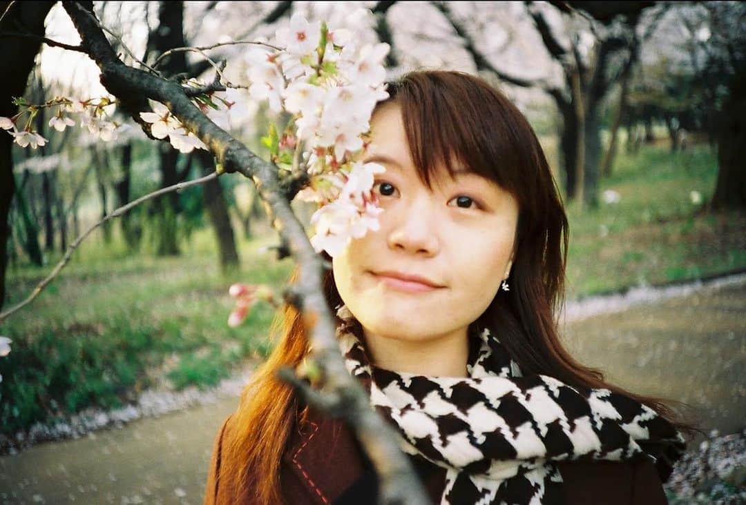 水谷さるころのインスタグラム：「Googleフォトが、2003年の写真だよと提示してきた。に…20年前？！　にじゅうねんまえーっ？！　ってなった。」