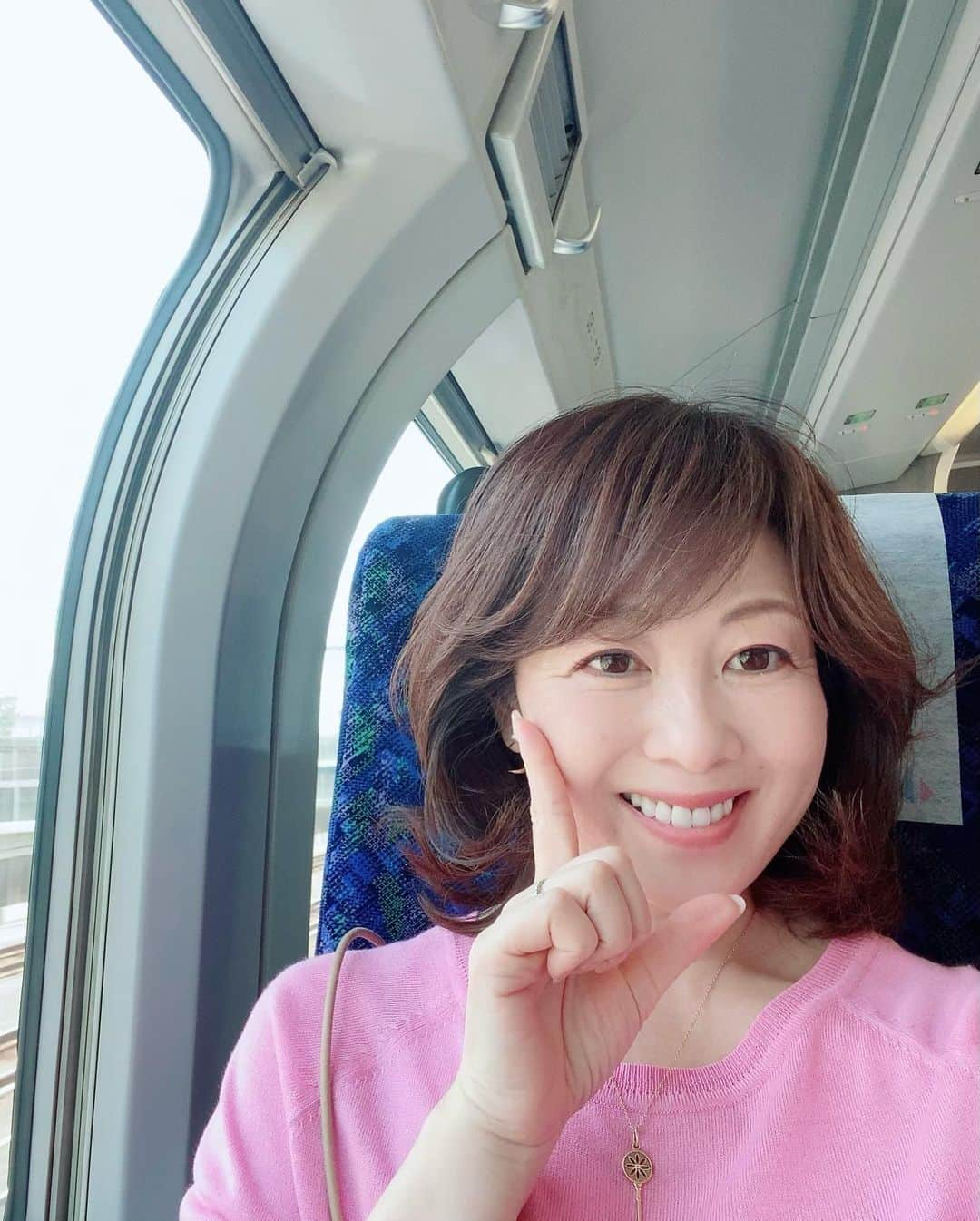 櫛野久美子のインスタグラム：「【波動パッチ様さまなのです】 ⁡ こんにちは😊 今日は宇都宮に向かっています。 　 ⁡ 左手首を捻ったのか 重い荷物を持ち過ぎたのか 鈍痛と強張りを感じたので ⁡ 手首に カルノシンパッチ✨を貼ったら とても良い具合です👍 ⁡ ⁡ ⁡ ⁡ ⁡ ============= 美しく生きる。 自分をあきらめない女性の 心と素肌とセンスの磨き方 　 アロマ美容研究家 くしのくみこ ⁡ 　 ⁡ #波動 #エイジリバーサル #カルノシンは抗酸化物質のひとつ #薬ではなく細胞で治す時代へ移り変わるとき #私らしく仕事をしたい #女性の得意を活かせる仕事 #明るくお世話好きな50代60代の女性と繋がりたい」