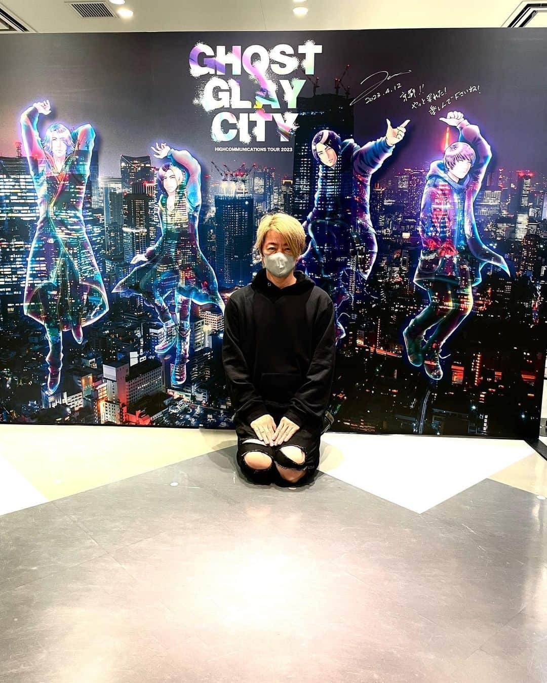TERUのインスタグラム：「^_^  京都LOFTさんに足跡完了^_^  楽しんで下さいね〜！  LOFTスタッフの皆さんもありがとうございます！  お忙しくなると思いますが、よろしくお願いします！  隣では名探偵コナンのイベントもやってます。  #ダメージ入りのパンツ　#3枚持って来てる　#毎回同じパンツに見えるけど　#意外と違うんですよ　  #GGC #GhostGlayCity #ハイコミ2023 #HC2023」