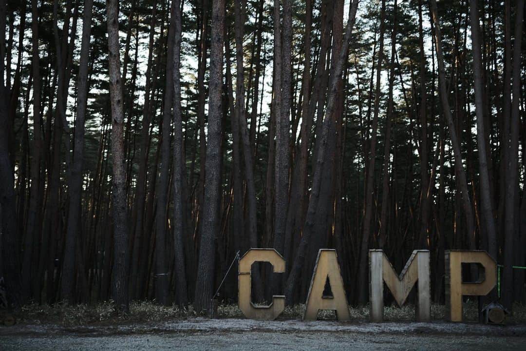 谷尻誠のインスタグラム：「キャンプシーズンになりましたね。 先日は @transit_nakamura さん運営の @folkwood_campground に行ってきました。 控えめに言って最高でした。w 風が強い日なのに、防風林の中にサイトがあるので、安心な環境だし、サウナが本当に良くて、バッチリ整いました。 都内から近いし、今シーズンはまた訪れたいと思います。 It's now camping season. The other day I went to folkwood campground run by transit. To say the least, it was great. Even though it was a windy day, the site is located in a windbreak, so it's a safe environment and the sauna was really nice. It's close to Tokyo and I hope to visit again this season. #camp #sauna」