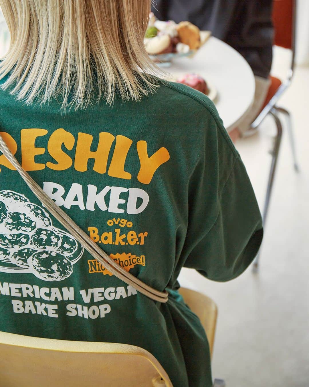 green label relaxingさんのインスタグラム写真 - (green label relaxingInstagram)「人気のクッキー専門店＜ovgo Baker＞とのコラボTシャツが販売スタート🍪  ポップなグラフィックのバックプリントには ＜ovgo Baker＞のクッキーがデザイン！ １枚着でサマになる嬉しいアイテム。 フロントはシンプルなデザインになっていますので インナー使いもしやすいのもポイント。  着るだけで楽しい気分になれるこのTシャツは トレンド感のあるオーバーサイズめの着こなしもおすすめです♪  ＜ovgo Baker＞ ライフスタイルに「ヴィーガンをおいしく気軽に取り入れてほしい」というコンセプトのもと、 環境にも優しいクッキーを作っている専門店です。  ■ 【WEB限定】＜ovgo Baker×GLR or＞ 半袖 Tシャツ カットソー -ユニセックス- ¥4,510 No:32175995455  #greenlabelrelaxing  #グリーンレーベルリラクシング #glr23ss  #glror #メンズファッション #ウィメンズ #ユニセックス   #ovgobaker #ovgo #cookie #graphic #printT #プリントTシャツ #クッキー #バックプリント #コラボ #コラボTシャツ #メンズカジュアル #ウィメンズカジュアル #お出かけ #ピクニック #カフェ #cafe #オブゴ #春服 #メンズ春服 #ウィメンズ春服 #新作 #新作アイテム」4月12日 11時00分 - ua_greenlabel