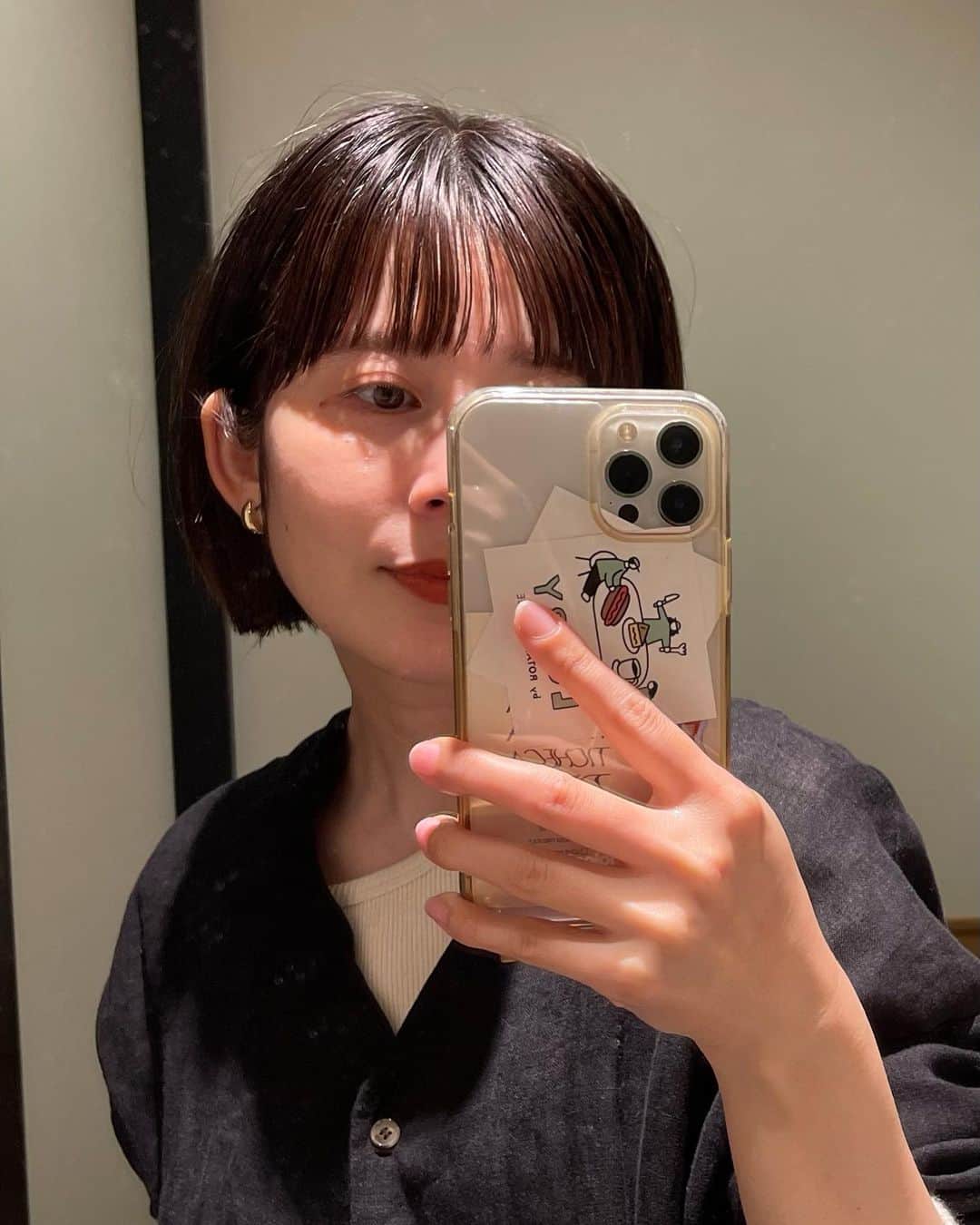 my9mj8のインスタグラム：「ずーーっと気になってた ソニックフィット！ まいちゃんに紹介してもらって リリーオン福岡店へ行ってきました🥹 ⁡ 顔の気になる事全てにアプローチしてくれて ハイフより痛くなくて、終わってすぐから効果がわかりました🔥🔥 （ハイフは2回経験済み） ⁡ 特に、私は顔に肉付きやすいし、産後体重戻ってなくて 顔周り、首とかももったり感気になってて😭 首のむくみ？がもう全然違う！ エラと首の境目がでてきた！ そして顎が細くなった😳😳 あと元々首の皺もあって、、、それもなんだか薄くなったような🥺 肌のトーンと毛穴も良くなった気がする！ とりあえず、子育てに追われて何もしてなかったから 効果が分かりやすかったです❤️‍🔥 ⁡ ⁡ 終わってすぐ会ったまいちゃんにもびっくりされたし、 おがさん（夫）にも毎日ビックリされてる😂 （多分産後怠けすぎてたんだな笑） ⁡ 3週間後のゴールデンウィーク頃に効果が1番出るみたいなので楽しみです🌿 リリーオンのお姉さんも癒しで、地元も近くて前半話してたのに気付いたら気持ちよくてウトウトしてました😂  #リリーオン#ソニックフィット」