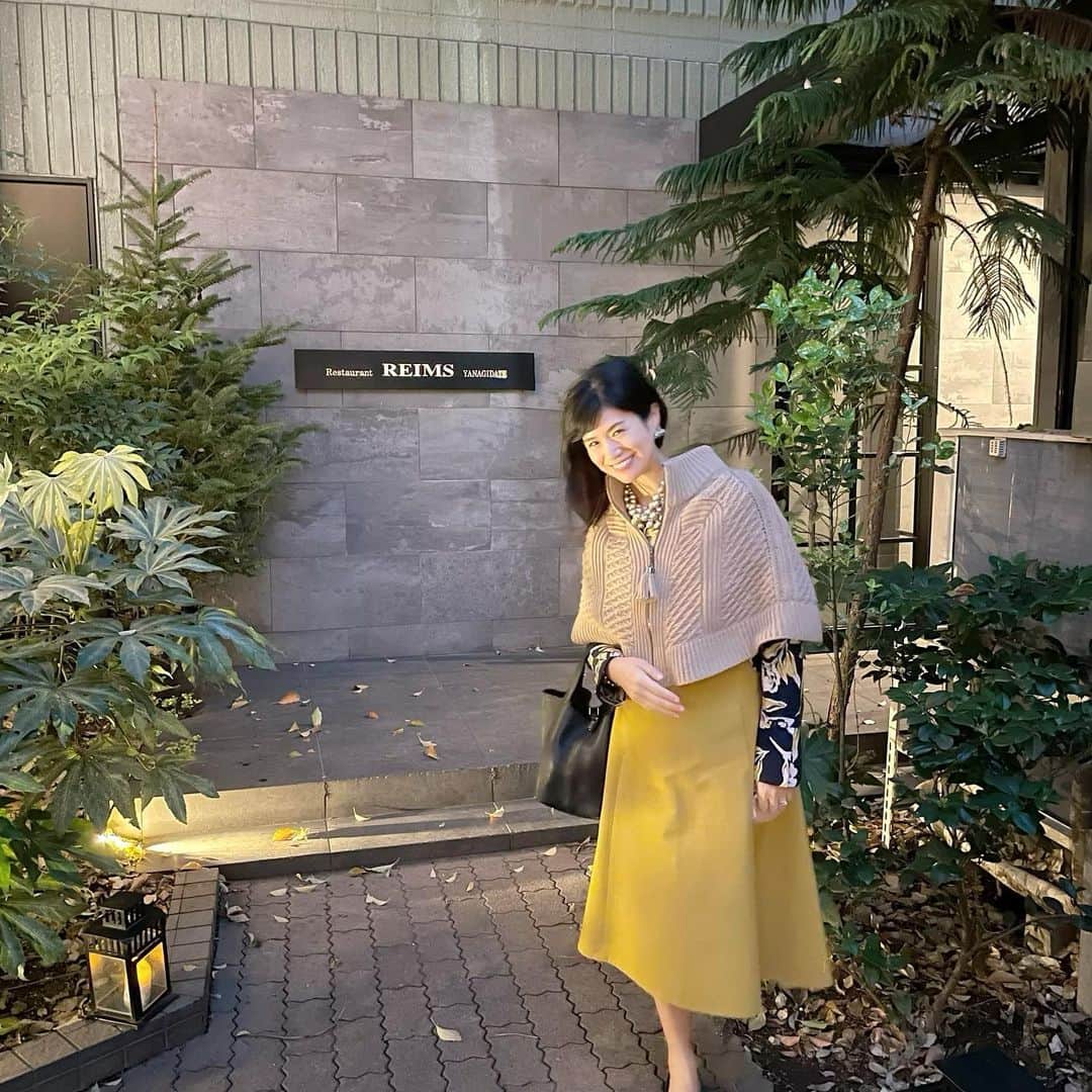 瓜生明希葉さんのインスタグラム写真 - (瓜生明希葉Instagram)「デートナイツ復活！「ママはスカート履いてパパもおしゃれして、2人でパスタでも食べてきなよ。」年明けに突然言い出した4歳息子w  コロナ前は月1回目安に子どもを預けて夫婦でお食事に行かせてもらっていました。息子の言葉に背中を押されその習慣を復活🥹2人ともほぼ家で仕事をしておりいつだって話せるチャンスはあるのだが。メールを返しながら、洗濯物を畳みながら、生姜を刻みなら、と日常の隙間でお話するのと、こうして改めてテーブルに座ってお話するのとは全く質が違う。そしてなんといっても夜がいい🌝とても贅沢な時間だということに感謝しながら愉しんで参りました。  ホルモン焼きや焼き鳥を気楽に食べたい派の夫ですが、独断で洋食予約。デートにホルモン焼きっておいおい。息子もホルモンなんて言ってないわよ、パスタだわよ。半分は気分を頂きにいく、それがデートです✋  お店の名前にもある「ランス」はフランスシャンパーニュ地方にある街。ひとり旅で訪れたことがあります。シャンパーニュ地方だけに、シャンパーニュメゾンがたくさんありテタンジェのツアーにひとりで参加しました。何万本のシャンパーニュがひしめく洞窟を、そんなことよりはやくテイスティングさせてくれないかな〜と気もそぞろにレクチャーを受けながら通り抜けた思い出。  レストランではピノのシャンパーニュ。果実味がギュッと詰まっておりあまり飲んだことのない味、とても好みでした。ハーブやお花がたくさん乗ったサーモンのお料理が印象的でした✨おいしい時間はなによりの至福！  #デート飯 #ランスヤナギダテ #解放感半端ない #お留守番ありがとう #datenight #withoutkids」4月12日 11時10分 - akiha_uryu