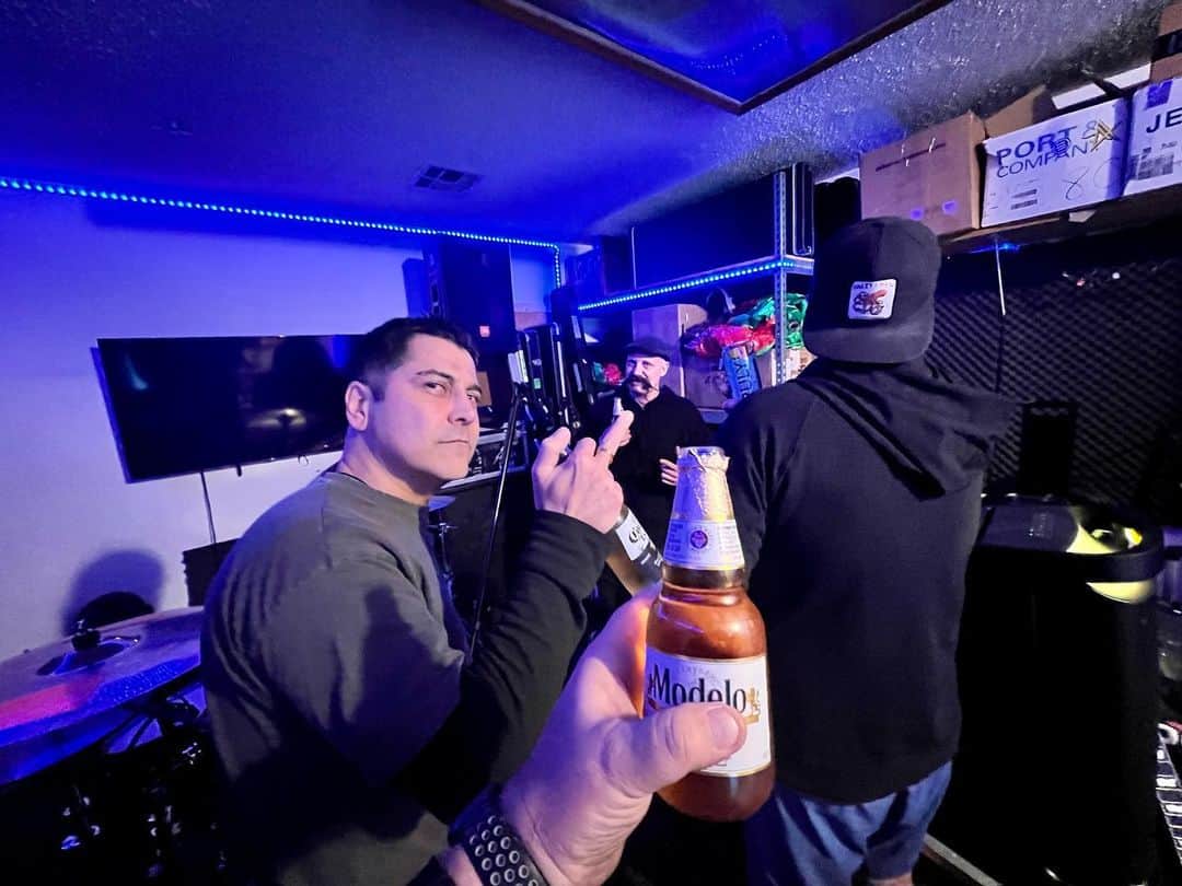 Zebraheadさんのインスタグラム写真 - (ZebraheadInstagram)「Working hard or hardly working? #zebrahead #songwriting」4月12日 11時10分 - zebraheadofficial