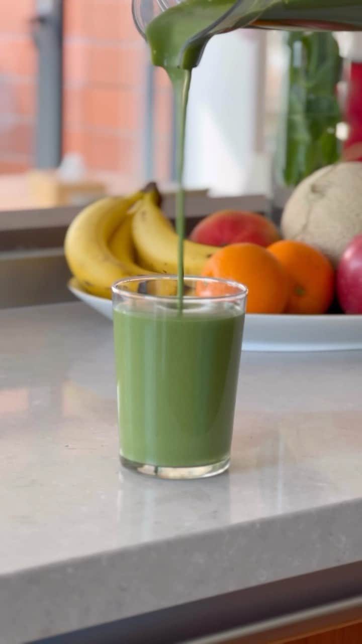 ケリーのインスタグラム：「Today’s Green Smoothie 🍌🍒🥬   Banana  Spinach  Apple  Frozen Acerola berries  @aseroranichirei  Hemp seeds @hemp_foods_japan  Spirulina #hawaiianspirulina  Veggy Powder plus @abios_purenatural  Vega Plant based protein powder  Almond Milk   皆さん、良い一日を👍✨☀️ #smoothie#スムージーレシピ  #栄養満点」