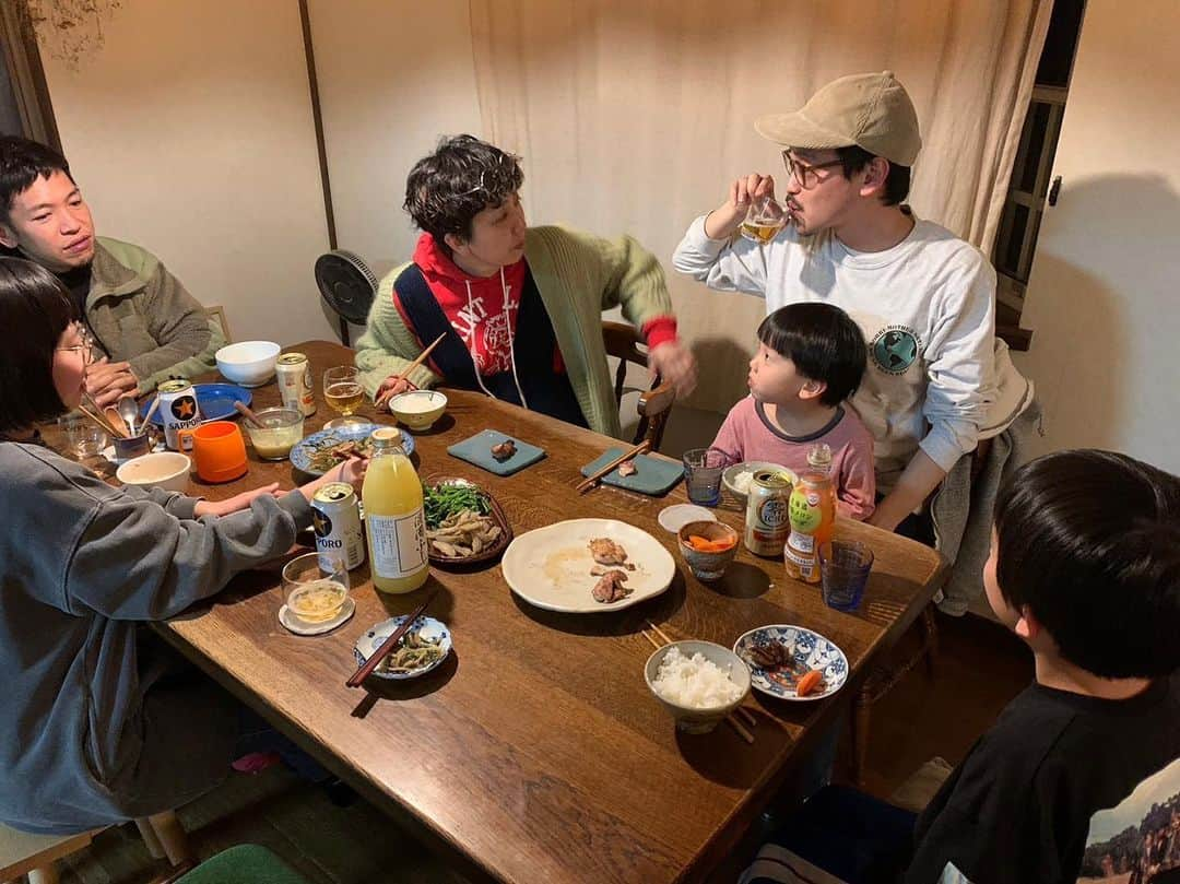 Boojilさんのインスタグラム写真 - (BoojilInstagram)「👨‍👩‍👦‍👦家族や夫婦、結婚について👰‍♀️🤵‍♂️  先日書いた投稿で、ご心配をおかけしたようで、もし誤解されている方がいたら申し訳ないので記しておきます。  我が夫婦、離婚するの！？と、勘違いされてしまった方もいるようで大変失礼しました。離婚していません👨‍👩‍👦‍👦  ただ書かせていただいたように、夫婦で営んできた、東京おかっぱちゃんハウスの在り方や、夫との仕事について長年わたしたちなりに模索し、たくさんたくさん衝突を繰り返し、仲直りをし、その中で出産、育児、わたしの絵を生業にしてきたこれまでや、今絵を生業としたいと願う夫の歴史があって、これからはそれぞれが自分のやりたいことに責任をもっていくことが、互いの幸せに繋がる。と話しあっています。  一度、夫婦で協力し合いお店を営む形を0ベースに戻し、それぞれがやりたいことを見直す機会をもつことにしたんです。今年いっぱいで夫がおかっぱちゃんハウスを卒業する。と書いたのは仕事のパートナーを辞めて、わたしは仕事のパートナーを別に探すという意味で書きました。  そしてこどもたちが大人になるまで責任をもってサポートし、成長を見届けるために、自分たちの生き方をもう一度見直す時期がいまちょうどやってきている最中。  夫婦の在り方、家族の在り方をわたしはこれまでの昭和から引き継いだ、古典的で理想としていた"円満家族"の形とはこれだ〜！という、固定概念を見直す作業をしています。  体調を崩したのはある意味、自分がこれまで何年にもわたる"母としての理想"と、"夫婦、そして家族の理想"、さらには、自分が育った家庭環境から引き継いだ幸せな家族の形をすっぽり自分に強制し、"○○あるべきだ〜"と妊娠中〜産後〜現在まで自分自身に負荷をかけ続け、もう限界であることを、様々な巡り合わせや、出来事を受け、最終的に身体が教えてくれたんだと思っています。わたしもそこまで強くなかった。産後の女性たち、どうぞ頑張りすぎないで。人によるけど3歳まで寝不足続くし、ストレスフルの状態、キャパオーバー後から来ることをわたしは産後8年経って今知りました。わたしだってそんな強くないわ〜って、思い知った。休んだり、甘えたりしたらいいじゃない、ねぇ。  男女の差はまだまだ埋まらないし、女性が働く世の中になってからわたしたちは絶対に頑張りすぎている。家事育児するのは女性がまだ負担が多いし、だからわたしたち女は働く時間がないし、キャリアもつめない。赤ちゃん背負って働くなんて、どれくらいしんどいことか、分かってなかった。  わたしはドラゴンボールの悟空じゃなかった！悟空みたいに甲羅背負いながら牛乳配達やってみたけど、サイヤ人じゃない、人間だし、クリリンでもない。  やっぱり悔しい〜なんで女性であるわたしたちは調整役にまわりがちなんですか？いつまで政治は男性中心なんですか？？と、幅広く嘆いてみる。  夫とは高校時代を共に過ごした17歳からの親友で、10年友達やって、付き合って10年。(結婚含む)一緒に仕事と育児を担ったパートナーであり、父、母、夫、妻、男性、女性であるわけです。  夫の伊藤篤志とは超がつくほど腐れ縁、互いに想うことはたくさんある。親友が夫婦になって、また親友みたいになっている。家族の形、そして男女境目を持たずに働き方は色々あるんだなぁと、わたしは療養をきっかけに今猛烈読書期間で、この多様性の時代に自分をアップデートしています。  3年前、突如やってきたコロナ禍。働き方もわたしやみなさんの感覚も大きく変化して、みんな死ぬほど頑張ったんじゃないかと思います。助けてーって声をあげて、誰かに頼ったりできなかったようにも思う。  それはために溜め込んだものは爆発するし、また我慢して同じように溜め込んでも変わらない。変化していくことを受け入れるのも必要だし、諦めたり、認めたり、受け入れたり、許したり  夫婦であっても血が繋がらない者同士、同じ価値観じゃないし、個であること。そして、私たちの間に産まれた愛しいこどもたちも、それぞれが"個"であることを深く理解した。  そういうわけで、家族をアップデートする良い機会なんだと思っている。 わたしも、夫もいろいろあるけど、どっちも楽しい人生になるといいなと思う。  ご心配をおかけした皆様、大変失礼しました。いろんなことがあるけれど、どうにか元気にやっています。  最後に一言、わたしも篤志もめちゃくちゃ良い絵描いてるよ！それぞれに核となる、揺るがない支柱ができたら最高。どうあっても、わたしはわたしだし、篤志は篤志だから。  人生何があるかわからないのが面白い。 それはわたしの愛する旅に似ている。辛いことも越えていければパラダイスだ。それぞれが自分のために責任をもって自分をアップデートする。  是非またお店に遊びにいらしてください。みなさんの健康と幸せも願っています。」4月12日 22時04分 - boojil