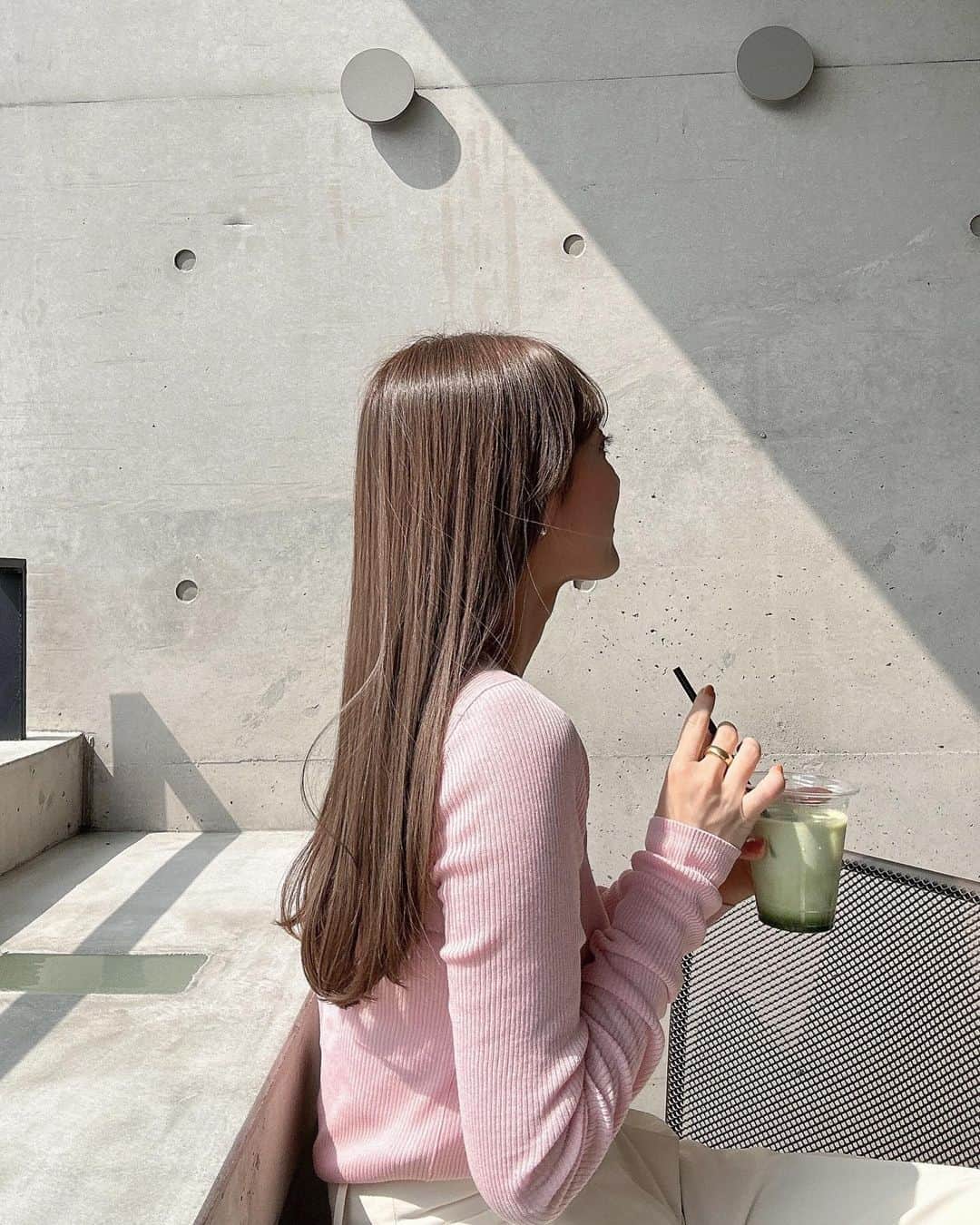 小川陽香のインスタグラム：「最近の髪の毛は 染めたても明るめなベージュ🌼 ヘアケアは変更なく @oggiotto 🤍 ㅤ 切るか悩んでるんですが 迷ってたら更にロングになりました😂 ㅤㅤ #ロングヘアー #ヘアカラーベージュ」