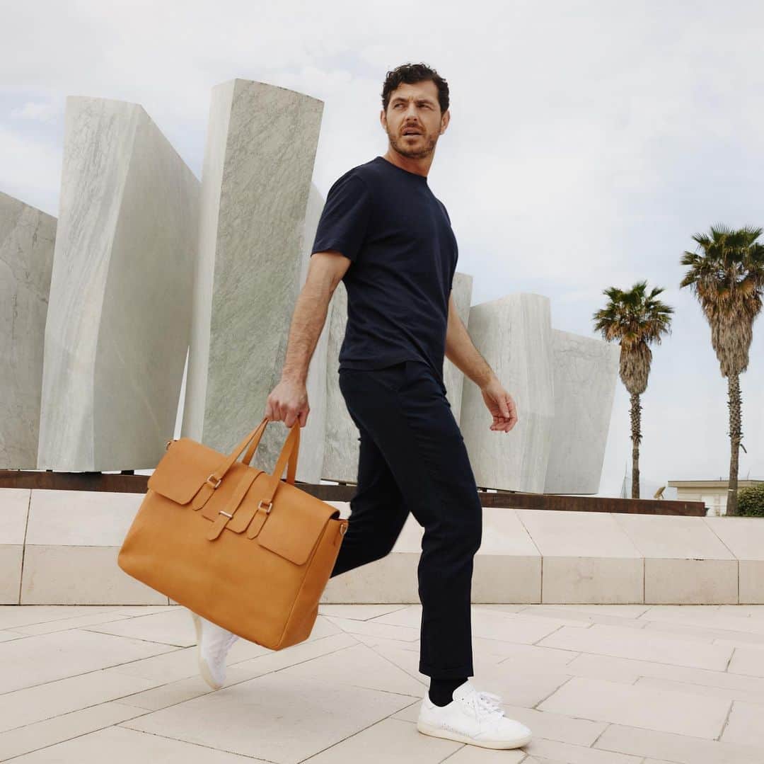 イルビゾンテのインスタグラム：「Going somewhere? Make sure to do it with style. Il Bisonte’s travel bag are waiting fo you.  #ilbisonte #sustainability #timelessbeauty #ss23 #menstyle #travelbag」