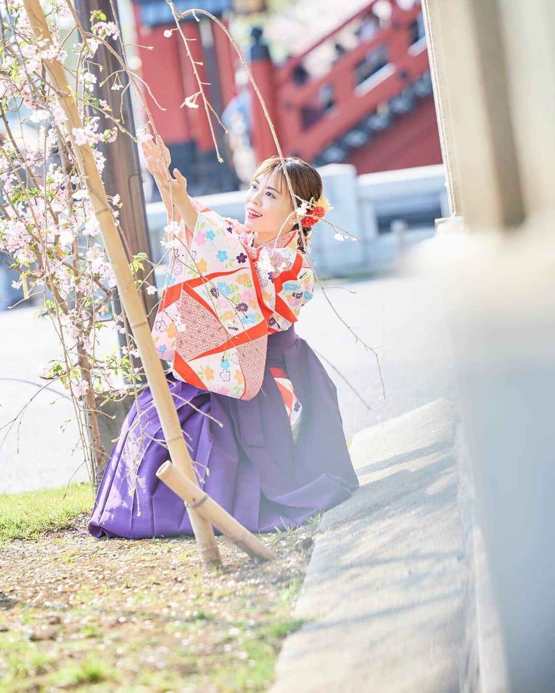 及川愛未のインスタグラム：「浅草寺までお出かけ👘💼  年々開花時期が早くて咲いている時間も短くなってきて寂しい🌸🌸💦  photo by 📸 @kei_osa10 さん  袴は @kimono_daikichi さんです  『WONDER DEEVA』episode.1 DEEVA BOOKS: manami 写真集:  https://www.amazon.co.jp/dp/B0BP6P7163  . . .  #shooting #撮影 #作品撮り #作品 #被写体 #被写体希望 #model #job #hairmake  #ポートレートしま専科 #ポートレート  #photography #photooftheday  #写真  #写真好きな人と繋がりたい  #写真撮るの好き人と繋がりたい  #portraitmodel #portrait #東京カメラ部  #カメラマン募集  #ファインダー  #ファインダー越しの私の世界 #モデル  #followme #桜 #枝垂れ桜 #浅草 #着物 #袴   ♠️郡司大地作品『love me』 2nd写真集発売中📚  bookwalker、7net、FOD、コミックシーモアより発売（今後展開増える予定）  https://bookwalker.jp/de40378348-f389-417d-bcf8-72851d1f9b59/  https://7net.omni7.jp/detail/5110796705  https://fod-sp.fujitv.co.jp/s/books/898454/BT000089845400100101/  https://www.cmoa.jp/title/1101297714/  amazonからも購入できます https://www.amazon.co.jp/『Love-me』-manami-写真集-ラビリンス-ebook/dp/B08VRJXF8S/ref=mp_s_a_1_28?dchild=1&keywords=manami&qid=1613345281&sr=8-28  🔹first写真集『Pin Up Girl』『PHOTO SHOT　manami （ラビリンス） オンデマンド・kindle出版より発売 https://www.amazon.co.jp/「PHOTO-SHOT」-エンジェルガール-manami-美女グラビアコレクション-manami/dp/B07SZGSZJ7/ref=mp_s_a_1_48?keywords=manami&qid=1613344854&sr=8-48  https://www.amazon.co.jp/gp/aw/d/B07TLPBDL2/ref=tmm_pap_title_0?ie=UTF8&qid=1613344846&sr=8-50  ペーパーブック&電子書籍📚FOD コミックシーモア　 7net amazon amazon kindle展開中 Pin Up Girl manga.fod.fujitv.co.jp/books/632893/B…  PHOTO SHOT 7net.omni7.jp/detail/  セクシークイーン cmoa.jp/title/11012474…  7net.omni7.jp/detail/5110814…  loveme manga.fod.fujitv.co.jp/books/898454/B…/  ピロシキーズの恋愛こじらせチャンネルゲスト出演🆕 https://m.youtube.com/channel/UC1cc-n59HLmEdJsZeTzr5rA/videos  プロカメラマン被写体youtube番組ゲストDANCE IN THE SUNSET｜はまぐら https://m.youtube.com/watch?v=A93G0X-1Gyg  Video portrait 30｜Nikon Z6Ⅱ（ポートレートムービー） はまぐら  youtu.be/NWt26pP3YLk  Video portrait 33｜THE COSMETIC｜NIKKOR Z 24-70 f/2.8 S｜ Nikon Z6Ⅱ（ポートレートムービー）  youtu.be/Wap0EgFvtdQ 🆕  Video portrait 39｜NIGHT WALK｜NIKKORZ 50mm f/1.2 S｜ Nikon Z6Ⅱ（ポートレートムービー） はまぐら 🆕 https://m.youtube.com/watch?v=unXSI2gUYlE」