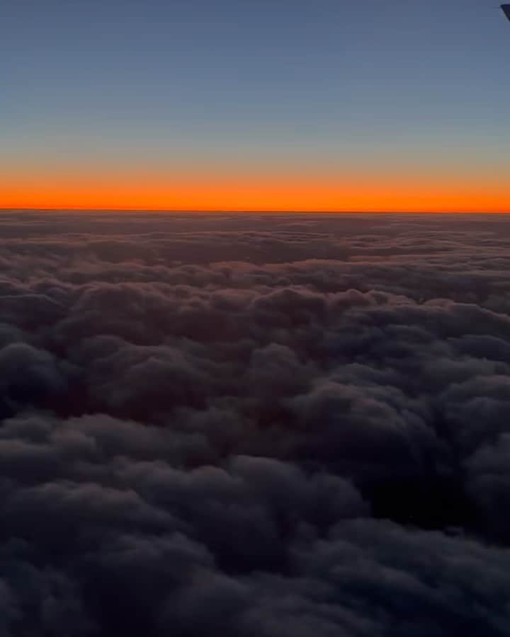 相羽瑠奈のインスタグラム：「帰国しました 🌚🌞 飛行機の中から見た景色が綺麗すぎて…  行く場所も、住む場所も、出逢う人も、離れる人も、見る映画も、全て自分にとってベストなタイミングでやってくるんだと思う。  行き帰りに飛行機の中で見た映画も含めて、今回の旅は本当に行ってよかった。  見るもの、出逢う人、触れ合うものによって自分が作られる  ホテルやアート、見る景色だってそう、 これは好きだな！これは好みじゃないな、こういう空間、色合い、トーンが今の自分にとって落ち着くんだなぁとか、  色々なものに触れるたびに自分を知ることができて、自分にとって心地いい選択ができるようになるし、こういう人生にしたいなぁこういう人と過ごしたいなっていうのがわかってくる。  自分はどんどん変わる。  画面越しで得るインスピレーションも沢山あるけど、できる限り足を運んでこの目で直接、色々な景色を見て、体で感じて、生きていきたいな！🌛」