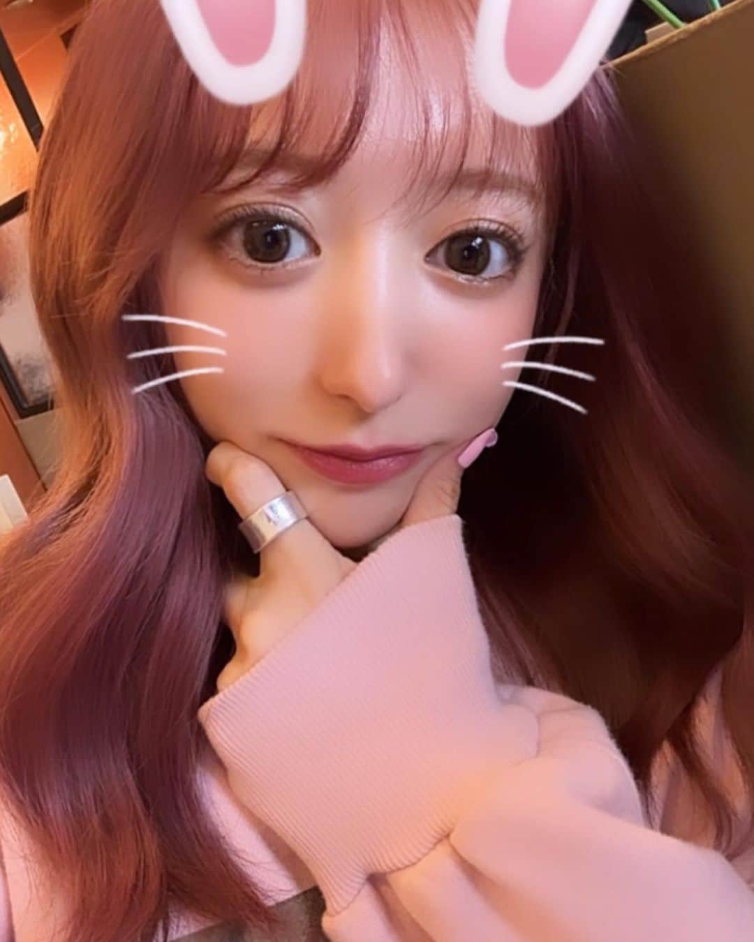 のインスタグラム：「うさぎ🐰♡  @eyebrowsalon_mira で眉毛メンテナンス♡  とーっても綺麗になって大満足🤭🩶  #hair #ピンクベージュ #ピンクコーデ #ヘアアレンジ簡単 #巻き髪 #巻き髪アレンジ #ヘアアレンジ #furfur #自撮り #うさぎ #cafe #東京カフェ #カフェ巡り #新大久保カフェ　#赤髪 #フレンチガーリー #ピンクラベンダー」