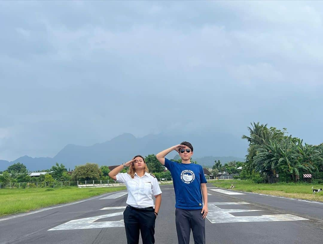 山下智央さんのインスタグラム写真 - (山下智央Instagram)「Becoming a pilot has been my dream since I was little. Even though it’s been tough these days since I keep on failing on the final physical examination, I am lucky to still have some more chances and opportunities. So never give up ya!!  Hopefully I’ll be able to pass the entrance exam this summer!!」4月12日 20時36分 - tomoyama32