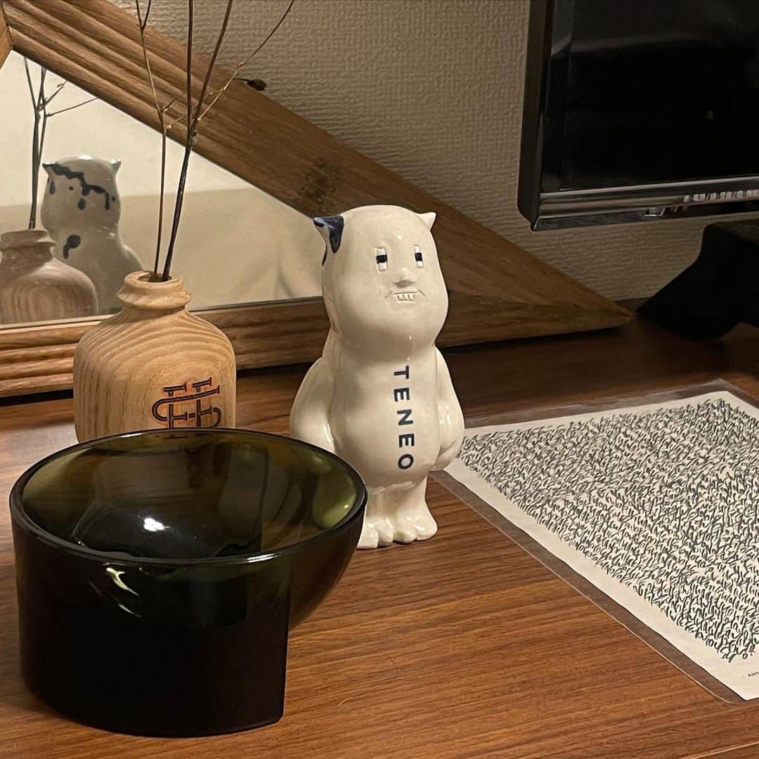 吉成亜美さんのインスタグラム写真 - (吉成亜美Instagram)「リール撮ろうとしたら「部屋汚な……」と絶望して急遽大掃除。  今は無印の収納グッズの力を借りて、ずっと整理したかった棚を整理中。  #テレビボード#周辺#お守り達」4月12日 20時37分 - amiyoshinari