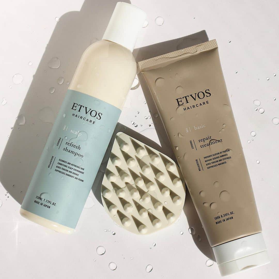 ETVOS　さんのインスタグラム写真 - (ETVOS　Instagram)「今日明日は全国的に黄砂に見舞われる予報！ エトヴォスのヘアケアアイテムで、頭皮をすっきりさせてみませんか？  🛀スキンケア発想で頭皮をいたわり、さっぱりと洗い上げるリフレッシュシャンプー。オレンジなどシトラスの香りに、清涼感あるミントなどの精油をブレンドした爽やかな香り🍊 🛀アウトバスでもインバスでも使え、頭皮のツボを心地よく刺激できるマッサージブラシ。スワイプ2枚目のようにフェイスラインのマッサージにも使えます✨ 🛀しっとりまとまるしなやかな髪へと導く、ノンシリコン・ノンカチオン*のリペアトリートメント。深いリラクシング気分をもたらすフィグ＆ウッディの香り🌳  プレゼントにもおすすめのアイテムたち、是非お試しください♪  ※ノンカチオン=カチオン界面活性剤不使用 —————————— #etvos #エトヴォス #全顔リンクルケア #石けんオフメイク #敏感肌 #ミネラルコスメ ——————————  #ナチュラルコスメ #スキンケア #敏感肌コスメ #美容好き #おすすめコスメ #お気に入りコスメ #頭皮マッサージ #ヘアケア #スカルプケア #マッサージブラシ #マッサージグッズ #母の日ギフト #母の日プレゼント #ギフト #プレゼント #シャントリ #シャンプー #バスタイム」4月12日 20時37分 - etvos.jp