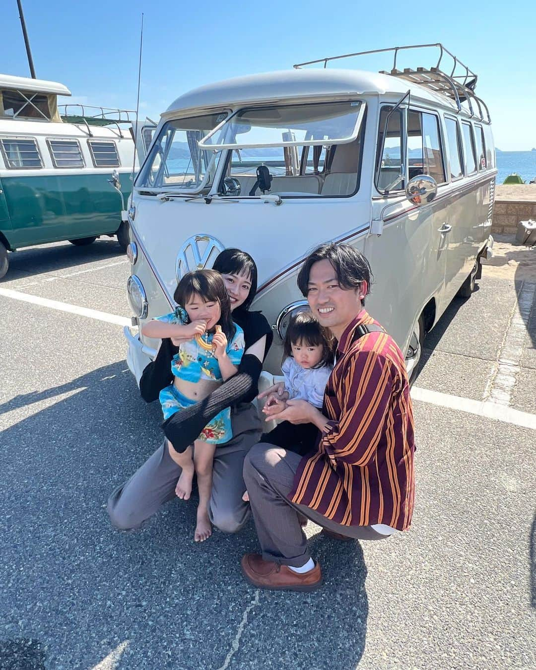 川畑ありさのインスタグラム：「今年もOrangeBug行ってきた🍊🌴 和歌山でやってるからそのまま旅行という最高のプランで大満足😆♡  オレンジバグ本間に大人も子供も楽しすぎて大好き😘 あまりにも楽しいので、ぶんちゃんと毎年行こうねって言ってて2年目😆♡  去年来た時はまだなーちゃん歩いてなかったよねーって、子供達の成長も改めて感じて幸せいっぱい😮‍💨💕  来年も楽しみ♡  #orangebug #orangebugvw #オレンジバグ#ワーゲン#ワーゲンバス #和歌山#ママ#女の子ママ#女の子ベビー #姉妹ママ」