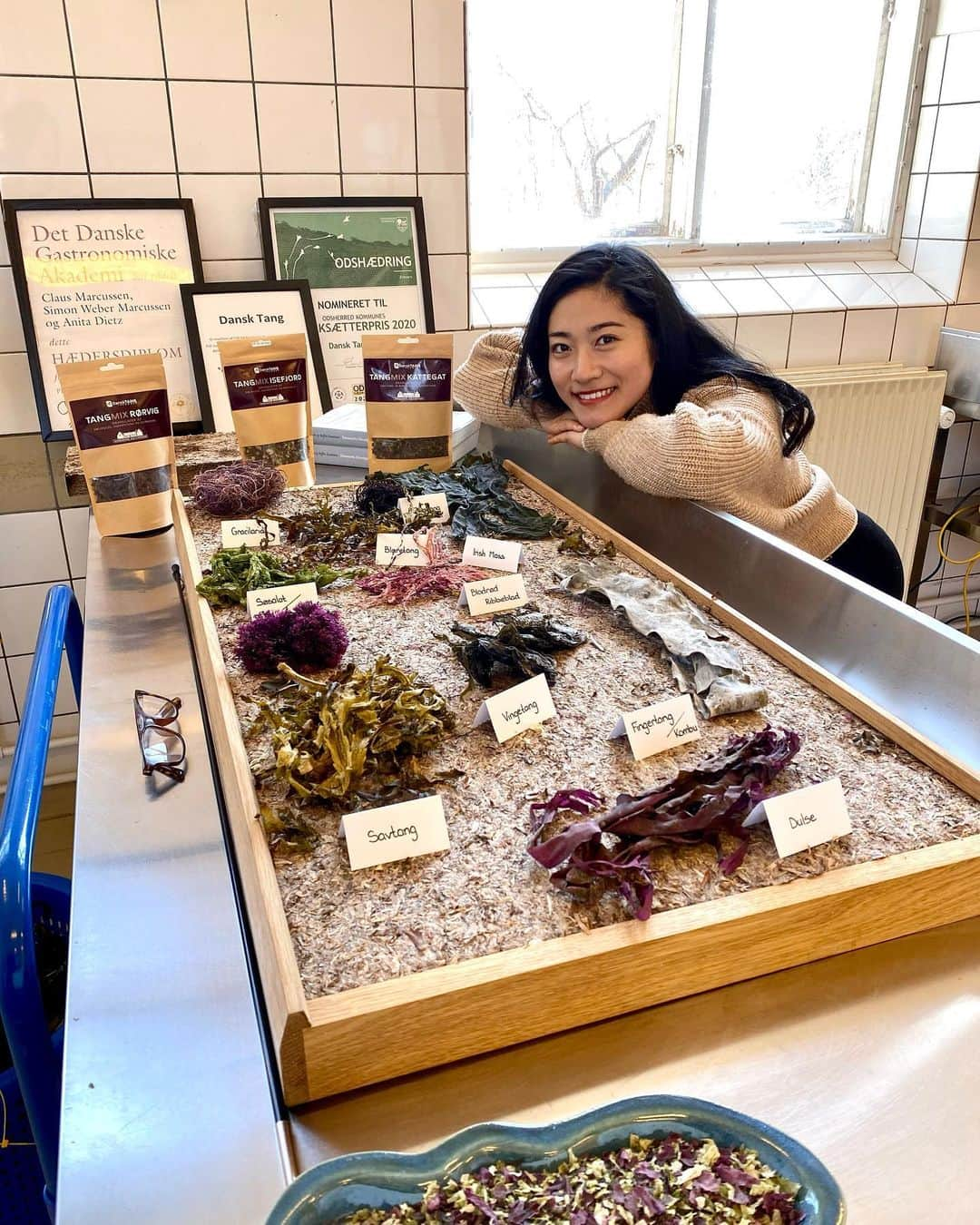 大野南香さんのインスタグラム写真 - (大野南香Instagram)「* Revisit of Dansk Tang!  On my way to Klint, I stopped by Dansk Tang to say hello with the product we developed for a master's thesis project. We used several seaweeds from Dansk Tang so it was such a lovely meeting to show them our project work and talk about seaweeds, even though it was such a short notice!  Klintにいく道中でDansk Tangの近くを通ったから、急遽寄ってきた☺️ 修論でここの海藻を使っていたから、開発した海藻のマヨサラダ実際に見せることができて、なんとも嬉しい☺️ 前に訪問した時より、またさらにパワーアップしていた！  今後もたのしみだな☺️  #everydayhappy � ☺︎ #seaweed #tang #海藻」4月12日 20時37分 - minaka_official