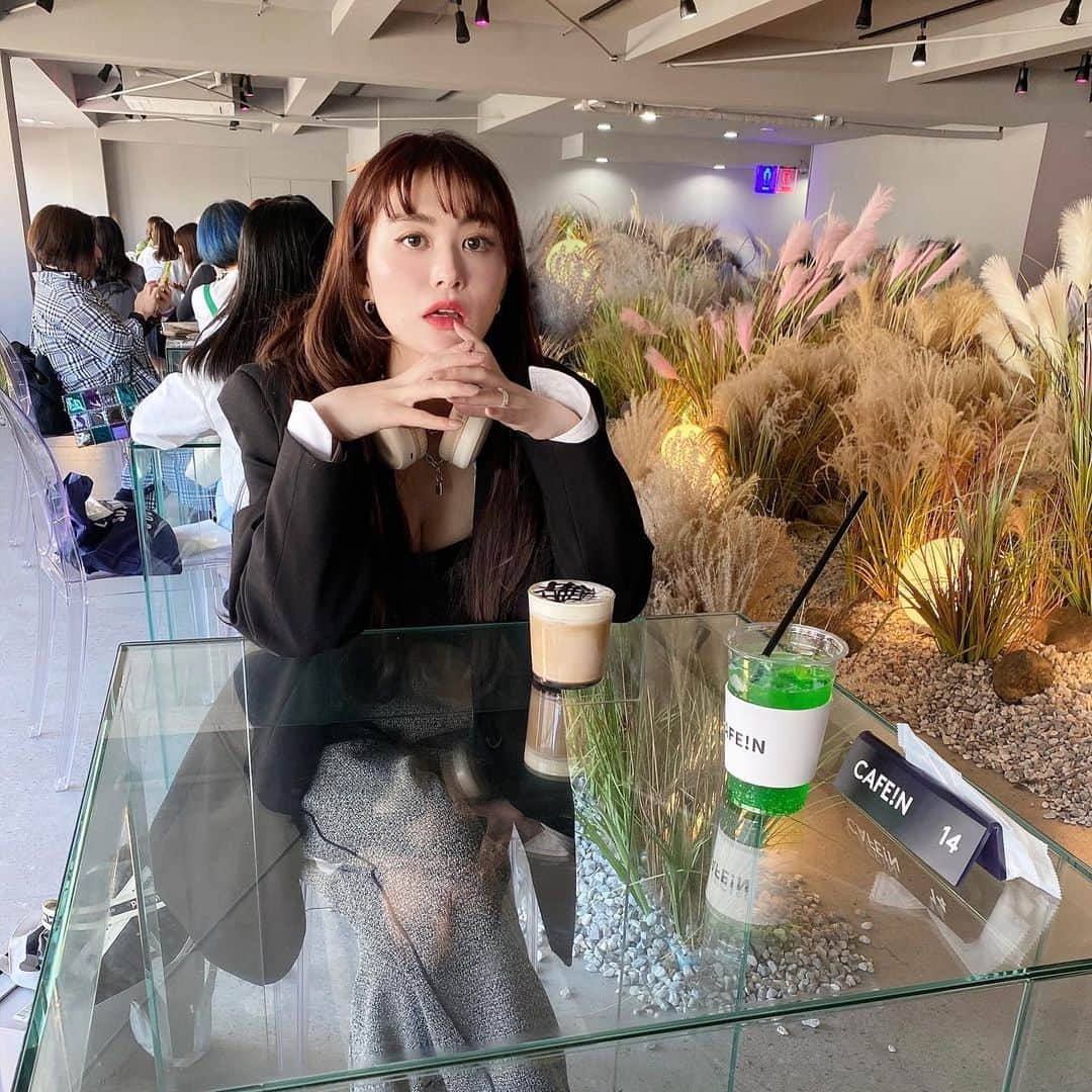 津久江麻由さんのインスタグラム写真 - (津久江麻由Instagram)「新大久保 CAFE IN! は、2回目👋🏼💭🩵  店内は映えだらけだから、 皆パシャパシャ📷💕  食事はケーキ・飲み物が映えだから 皆ケーキは頼んでたけど、 私の親友はビビンバ頼んでたよ😆🫰 さすが🫨笑  12:00くらいの早めに行ったから、 待ち時間なしだったけど 私たちの後は行列でき始めてた！  満席の時は、席が選べない🥲 私たちは、たまたま ススキ🌾がバックにありました🫶🏾  旅行で新大久保行くなら、 まずCAFE IN!だよね☕️💭🍴  ✔️東京都新宿区大久保1-12-27アイオスビル2F 11:00〜23:00 JR新大久保から徒歩9分  ⁡  ⁡ ┈┈┈┈┈┈┈┈┈┈┈┈┈┈┈┈┈┈┈ ⁡ 📍@mayu_tsukue ⿴ 166𝘤𝘮 75𝘬𝘨 ⇢ 49𝘬𝘨 ❪ −２６𝘬𝘨 の減量達成！ ❫ ⿴双子ママ 👶🏻ིྀ👶🏻ིྀ ⿴ニキビ大量にありました! (ニキビ再発しました🍫ニキビ消す方法を 自肌で実験中🧪) ↳ 美容医療・スキンケア・ダイエットについてストーリーで発信しています🖇️📢💬 ⁡ ┈┈┈┈┈┈┈┈┈┈┈┈┈┈┈┈┈┈┈┈  #カフェイン #CAFEIN #新大久保カフェ #新大久保グルメ #東京グルメ #韓国ファッション #韓国っぽカフェ #東京グルメ #東京カフェ #韓国コーデ #韓国ヘア #韓国コーディネート」4月12日 20時50分 - mayu_tsukue