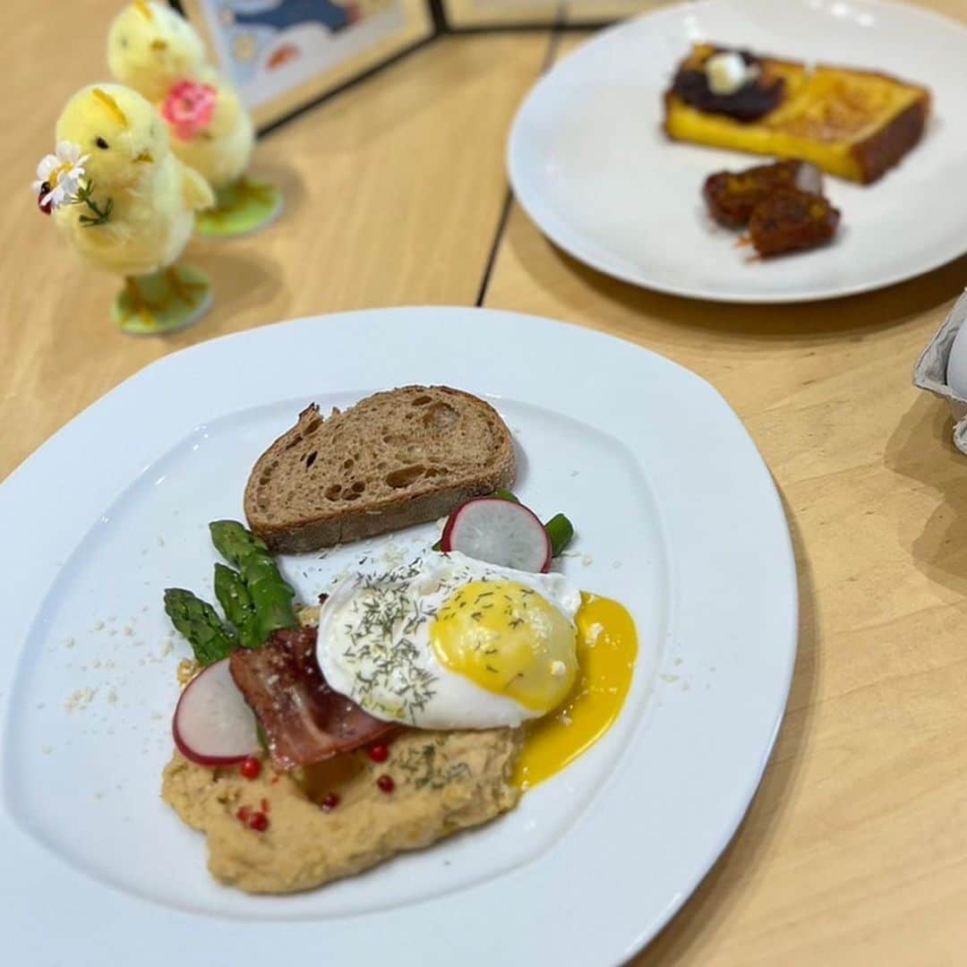渡辺梨夏子さんのインスタグラム写真 - (渡辺梨夏子Instagram)「季節を感じるイベントに全力🍳✨🐰この間のイースターに、レンタルキッチンスペースで卵料理をテーマにお料理対決イベント？をやってみました！！企画主催が自分だったので採点基準やルールも好き勝手に決めて（笑）わたしはポーチドエッグと大好きフムスの組み合わせ、卵黄ソースから全部手作りしたよ👩‍🍳ナニソレ企画を全力で楽しんでくれた仲間たちとの時間が愛おしかったな〜〜次もたのしみ！  #記憶の記録#週末記録 #イベントクリエイト #イースター#卵料理 #たまご料理対決#🍳 #ぴよぴよ#うさたま」4月12日 20時50分 - riiiico462