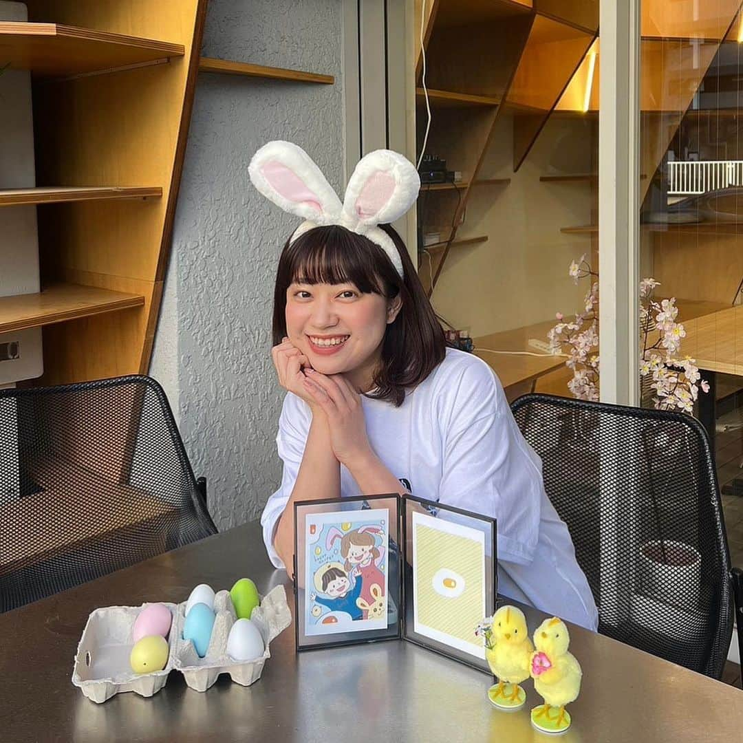 渡辺梨夏子のインスタグラム：「季節を感じるイベントに全力🍳✨🐰この間のイースターに、レンタルキッチンスペースで卵料理をテーマにお料理対決イベント？をやってみました！！企画主催が自分だったので採点基準やルールも好き勝手に決めて（笑）わたしはポーチドエッグと大好きフムスの組み合わせ、卵黄ソースから全部手作りしたよ👩‍🍳ナニソレ企画を全力で楽しんでくれた仲間たちとの時間が愛おしかったな〜〜次もたのしみ！  #記憶の記録#週末記録 #イベントクリエイト #イースター#卵料理 #たまご料理対決#🍳 #ぴよぴよ#うさたま」