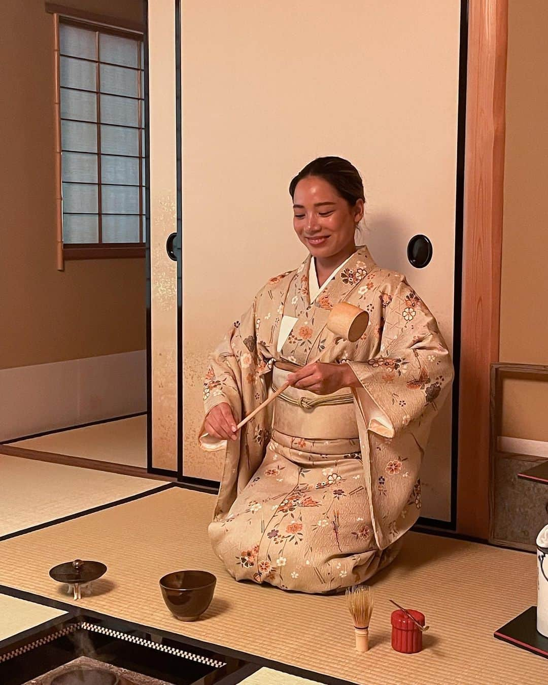 真幸良のインスタグラム：「今日は遠州流の茶道体験へ♡  いつも習っている裏千家は町民茶道(一般人向け)なのに対し、遠州流は大名茶道(武家向け)。 刀をさす神聖な場所を避け、帛紗は右に挟むなど、ルーツに即して裏千家とは少しずつ所作や道具が異なり、一つひとつ説明を聞きながら、何百年も昔の人たちのことを想像して不思議な気持ちになった…😌💭  文化として守り、受け継がれて来たモノを違う時代に生きる私たちが再現しながら茶の道を学ぶって、なんだか昔の人と通じ合ってる気分だなーと🥺笑  はぁ、本日も学びがたくさん！ 楽しかった〜😮‍💨💞  ①写真用に決めポーズ🥰  ② お手前初体験！ 柄杓(初めて持った！！)が思ったより重くて、 すごく緊張したけど、 「こぼしたら出禁、こぼしたら出禁」と 心の中で唱えながら頑張った😂 (1枚目の決めポーズとは真逆の超真剣モード笑)  ちなみに、この時ギャラリー(友達たち)から 「まゆりならできるよ！がんばれ🥺」と 声援を送ってもらっていたという ビハインドシーンも思い出🤣  ③④本日の和菓子(塩野の『花衣』)と抹茶 お抹茶は初めて自分でお手前から点てた記念すべき一服🍵  ⑤⑥素敵なお庭で🪨🍃 天気も良くて、とっても気持ちよかった〜✨ こんな素敵なお庭があったら 毎日縁側に座って庭を眺めたい！ 奥に見えるのがお茶室(いつか入ってみたい🤭)  ⑦⑧遠州流宗家の前で記念撮影📷 ちょうど鯉のぼり🎏の季節で 青空を泳ぐかっこいい鯉たちが見れた♡  ⑨みんなで記念撮影 @kobori.sosho お招きいただきありがとうございます🫶🏽  本日の掛け軸は、 明珠在掌💎(みょうじゅたなごころにあり) :大切なモノは手の中にすでにある  ⑩ベージュのワントーンコーデに合わせて持ちたかったお気に入りバッグと😉  以下、メモ📝 「満つれば欠くる🌔」 :完全なものよりもほんの少し足りない これから満ちていくものに美しさや、生命力を見出す不足の美  「綺麗さび」 :無駄を削ぎ落とした「わび・さび」の精神に〈美しさ・明るさ・豊かさ〉を加えた、品格のある客観的な美を表現したもの。  #茶道 #茶道女子 #茶道体験 #裏千家 #遠州流 #着物 #着物コーディネート #着物女子 #抹茶 #和菓子」