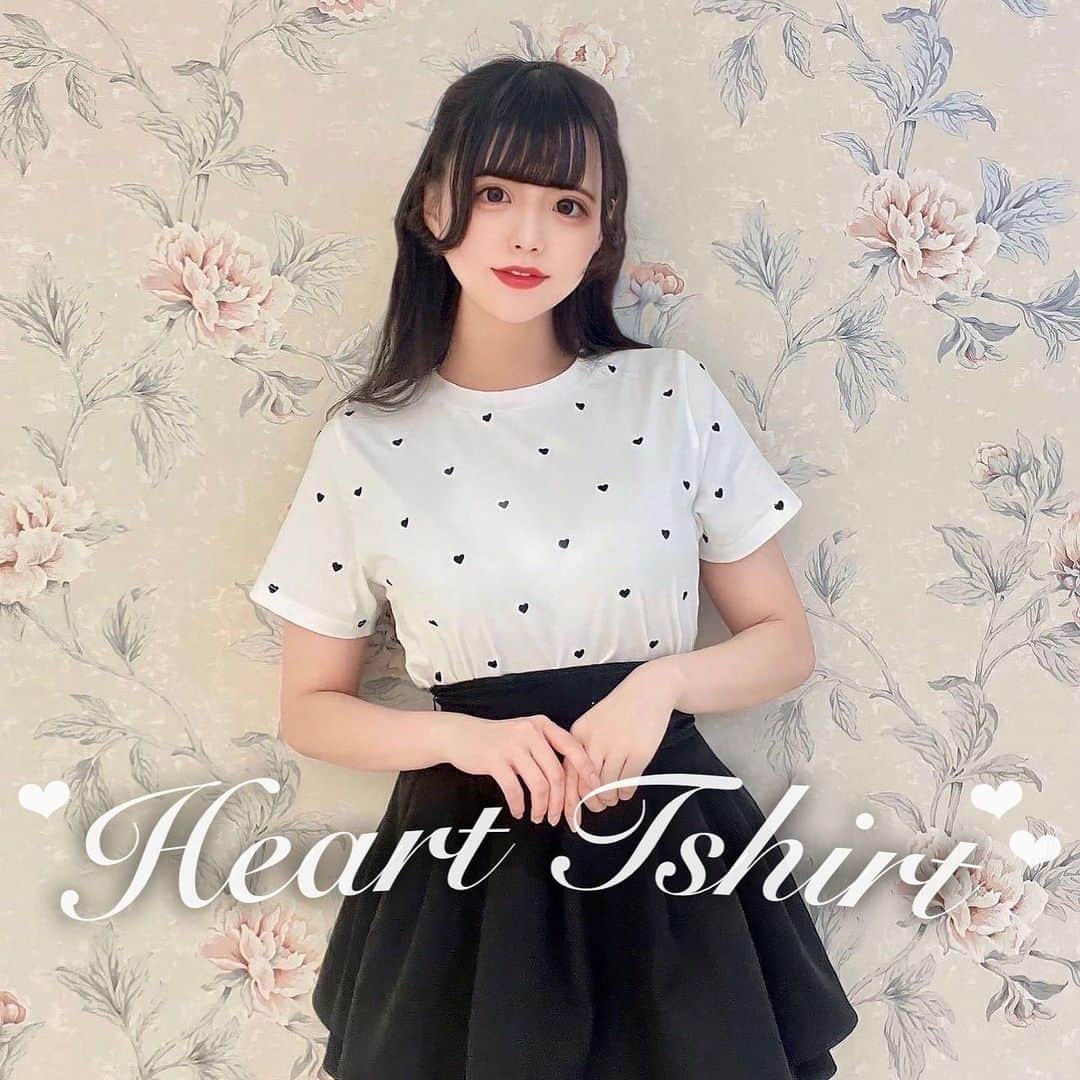 evelyn.coordinateのインスタグラム：「❤︎Heart Tshirt❤︎  #ハート刺繍Tシャツ ¥4,900  毎年大人気のTシャツ🔖 .· 今年はハート柄で入荷致しました💕  evelynらしいハート柄で カジュアルになりすぎず着ていただけます🪄⸝⸝  ぜひチェックしてみてください☺︎✔︎︎︎︎  #evelyn #エブリン #ガーリーコーデ #甘めスタイル #甘めコーデ #清楚コーデ #可愛い  #girly #feminine #パステル #girl #evelynコーデ #フェミニンコーデ #春物 #春服 #春コーデ #springfashion #ootd #Tシャツ #tshirt #ハート柄」