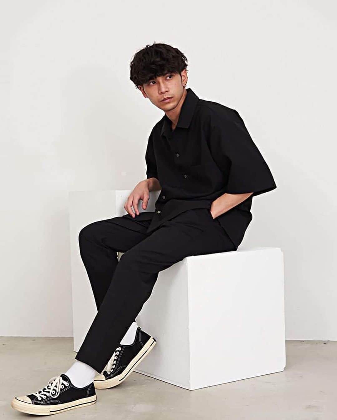 BITTER STORE OFFICIAL Instagramのインスタグラム：「. //高密度なポリエステル生地を使用したセットアップが発売！//  ドライタッチで滑らかさのあるポリエステル生地を使用したセットアップ😋👍  マットなカラーリングで､上品かつ高級感のあるジョーゼット素材は、綺麗なシルエットとトレンドのデザインでコーデを格上げしてくれます😍  また､程よい厚みで耐久性もあり､デイリーユースに最適なイージーケア素材で伸縮性のあるストレッチ生地を採用､ストレスフリーで快適な着心地を実現します✨  スニーカーはもちろん､ローファーやブーツのような革靴でもOKでセットアップとしては勿論、上下単品としても今風なコーディネートを演出してくれます🔥  購入は写真をタップ！ 品番:camj23-set01  #bitter #bitterstore #ootd #mensfashion #mensstyle #menshair #メンズスタイル #メンズファッション #セットアップスタイル #セットアップコーデ #セットアップ男子 #モテコーデ #デートコーデ」