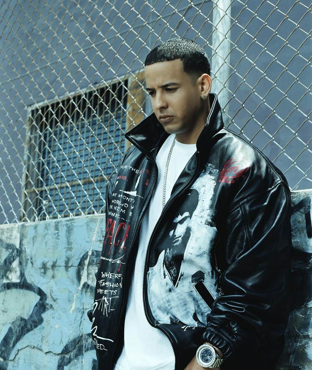 ダディー・ヤンキーのインスタグラム：「Para ese chamaco que creció en Santurce , una canción “Gasolina” que nació en un barrio de Puerto Rico, y sea reconocida por la “Biblioteca del Congreso” como una de las canciones que transformó la cultura, cambió la historia musical en el mundo y EE.UU. es algo que jamás soñé. Y lo más bonito que fue en español. Cuando haces la las cosas con amor, pasión, determinación y disciplina y a todo eso le sumas el apoyo de toda mi gente linda durante más de tres décadas todo lo que sueñas puede ser posible .- DY」
